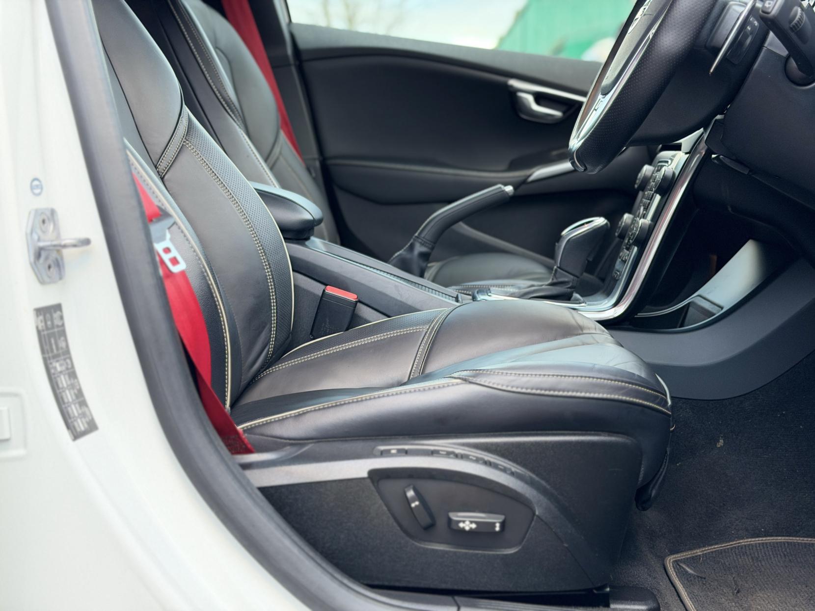 Volvo V40 T5 R-Design Carbon Edition