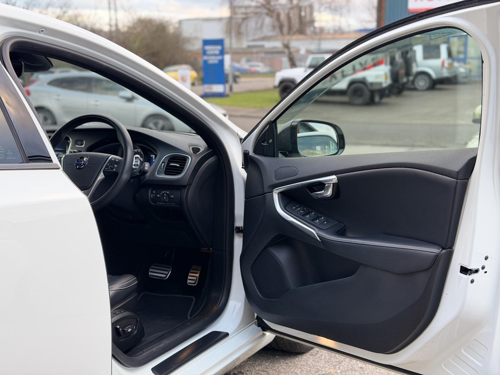 Volvo V40 T5 R-Design Carbon Edition