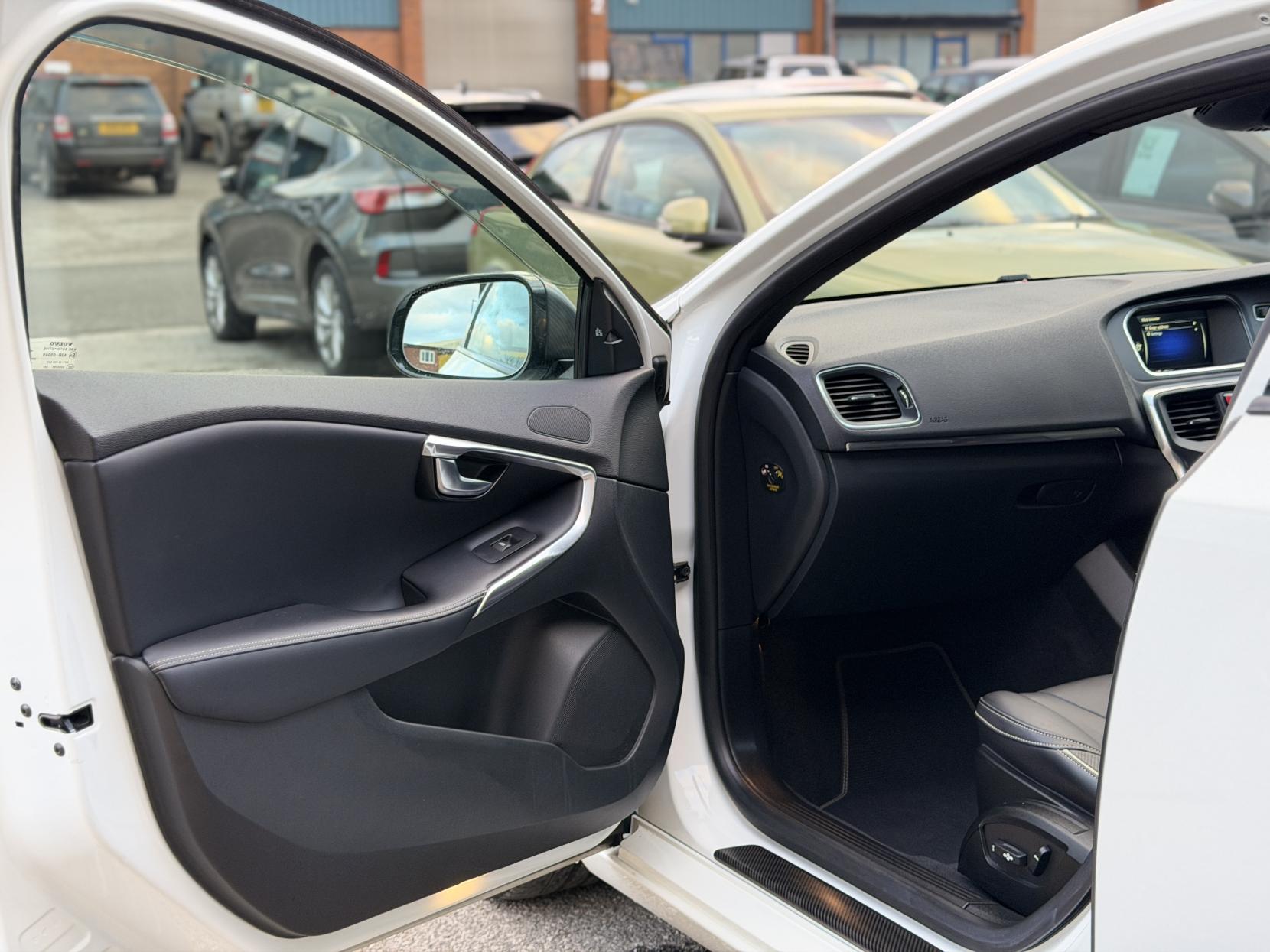 Volvo V40 T5 R-Design Carbon Edition