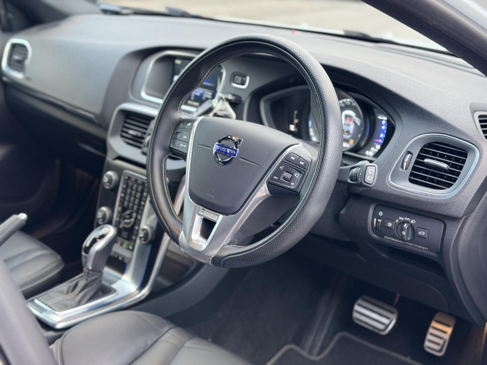 Volvo V40 T5 R-Design Carbon Edition