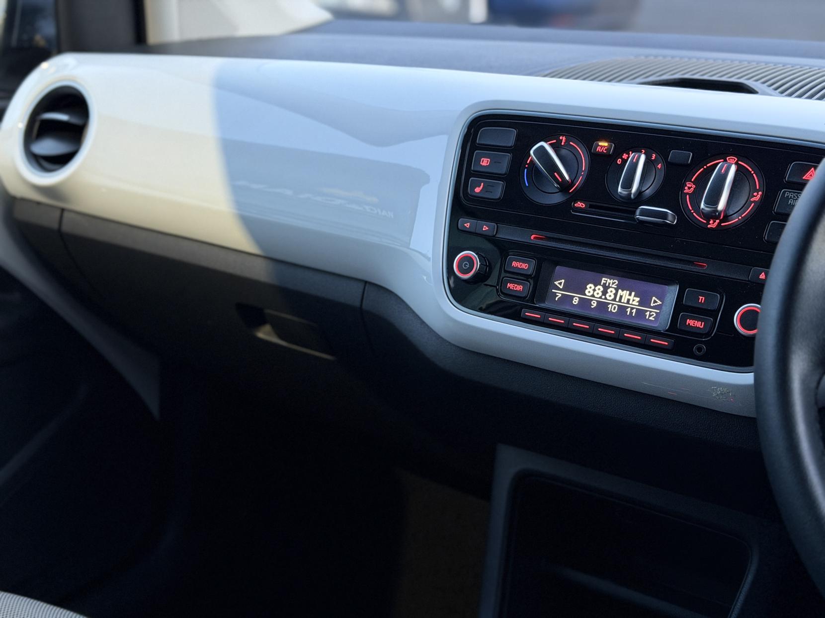 Volkswagen up! 1.0 up! White Hatchback (2011 - 2017)