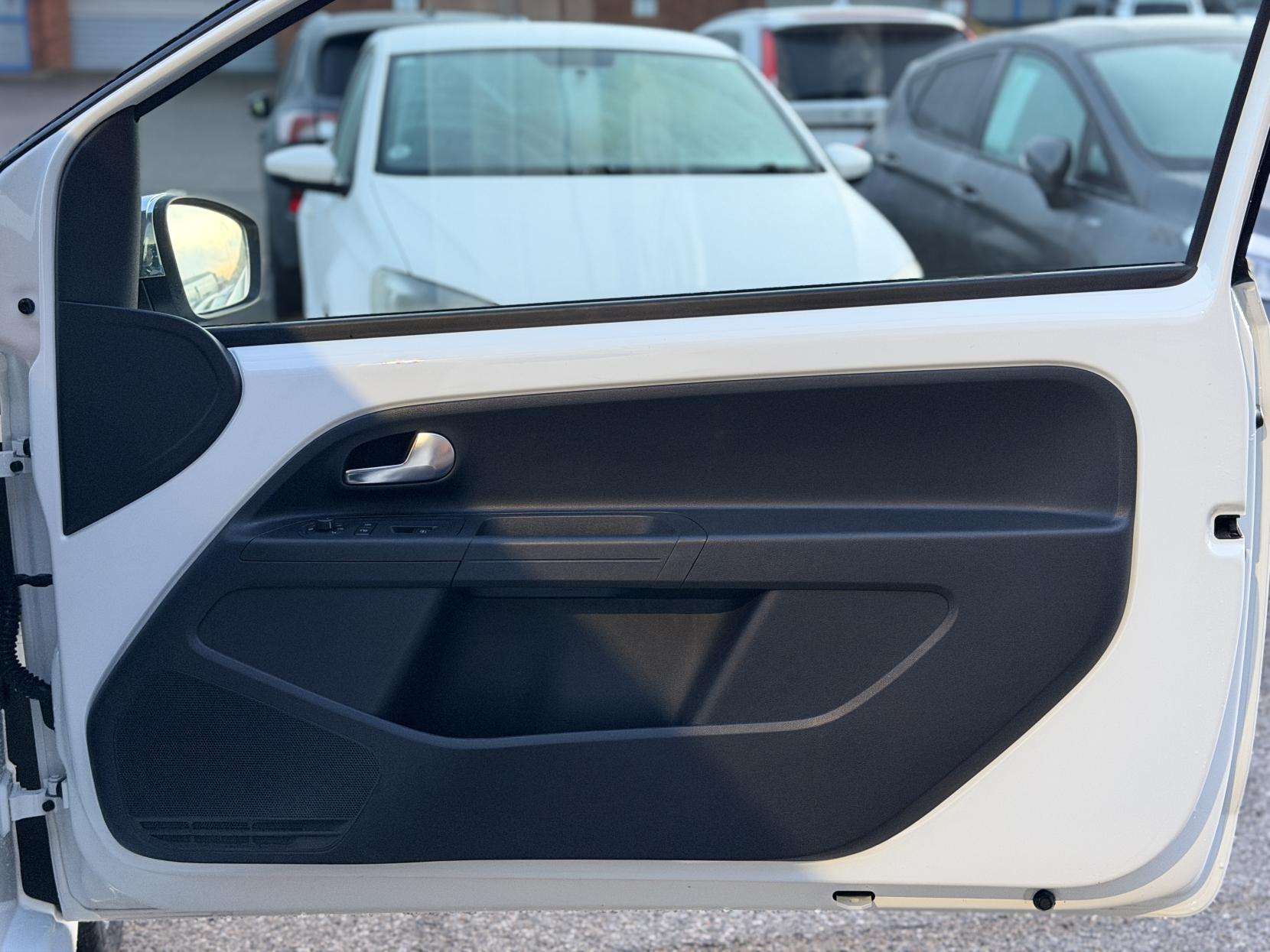 Volkswagen up! 1.0 up! White Hatchback (2011 - 2017)