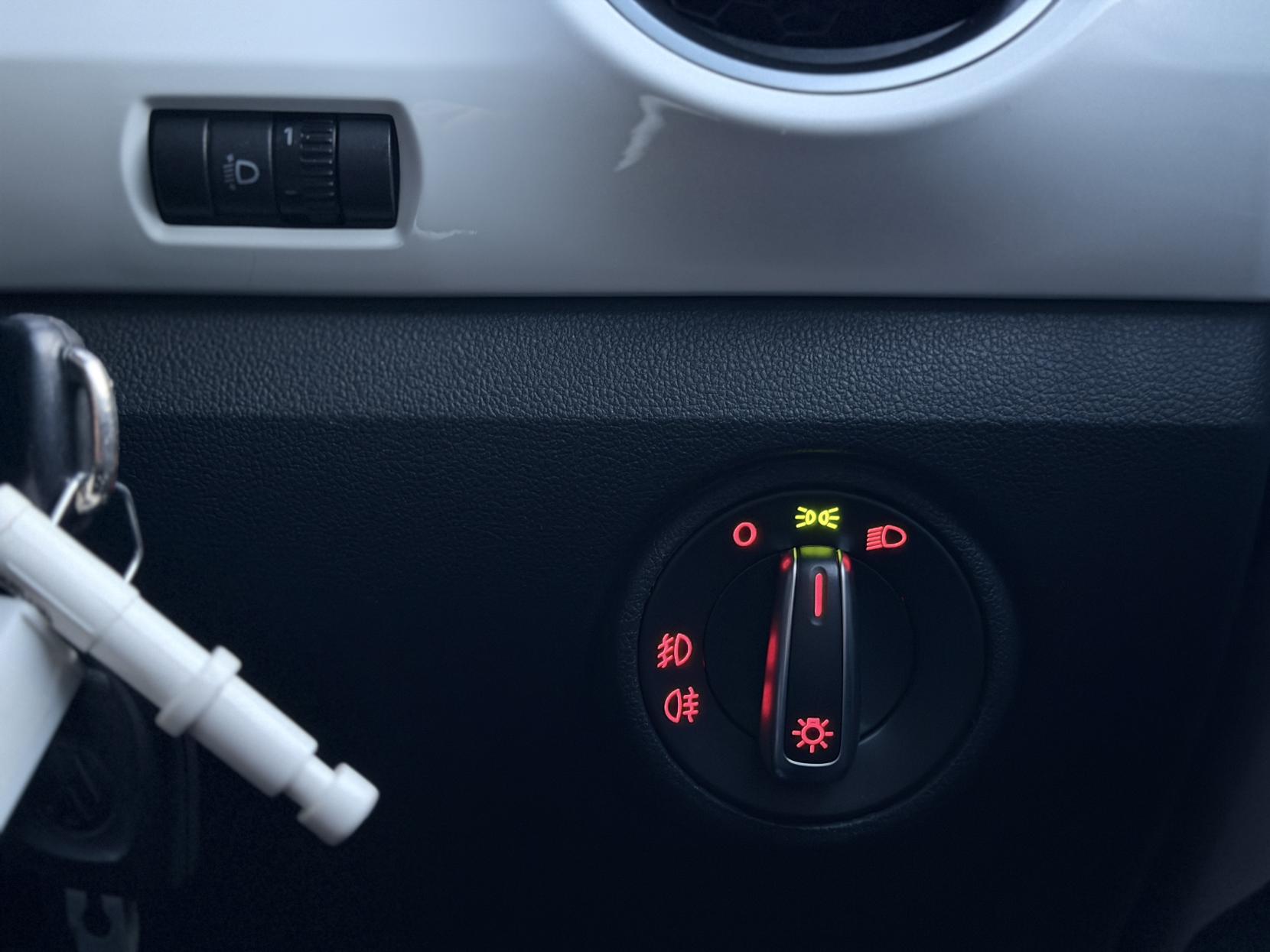 Volkswagen up! 1.0 up! White Hatchback (2011 - 2017)