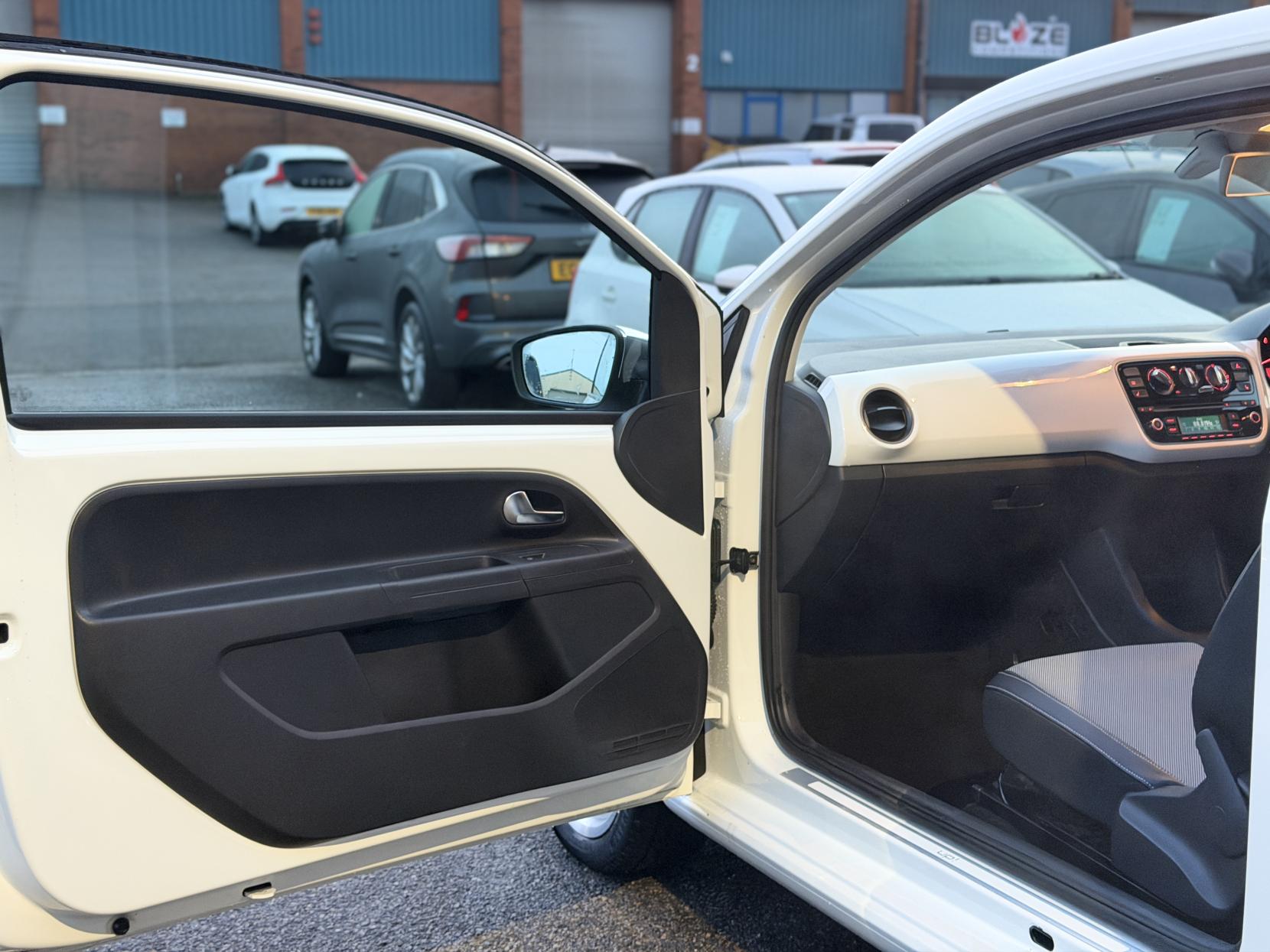 Volkswagen up! 1.0 up! White Hatchback (2011 - 2017)