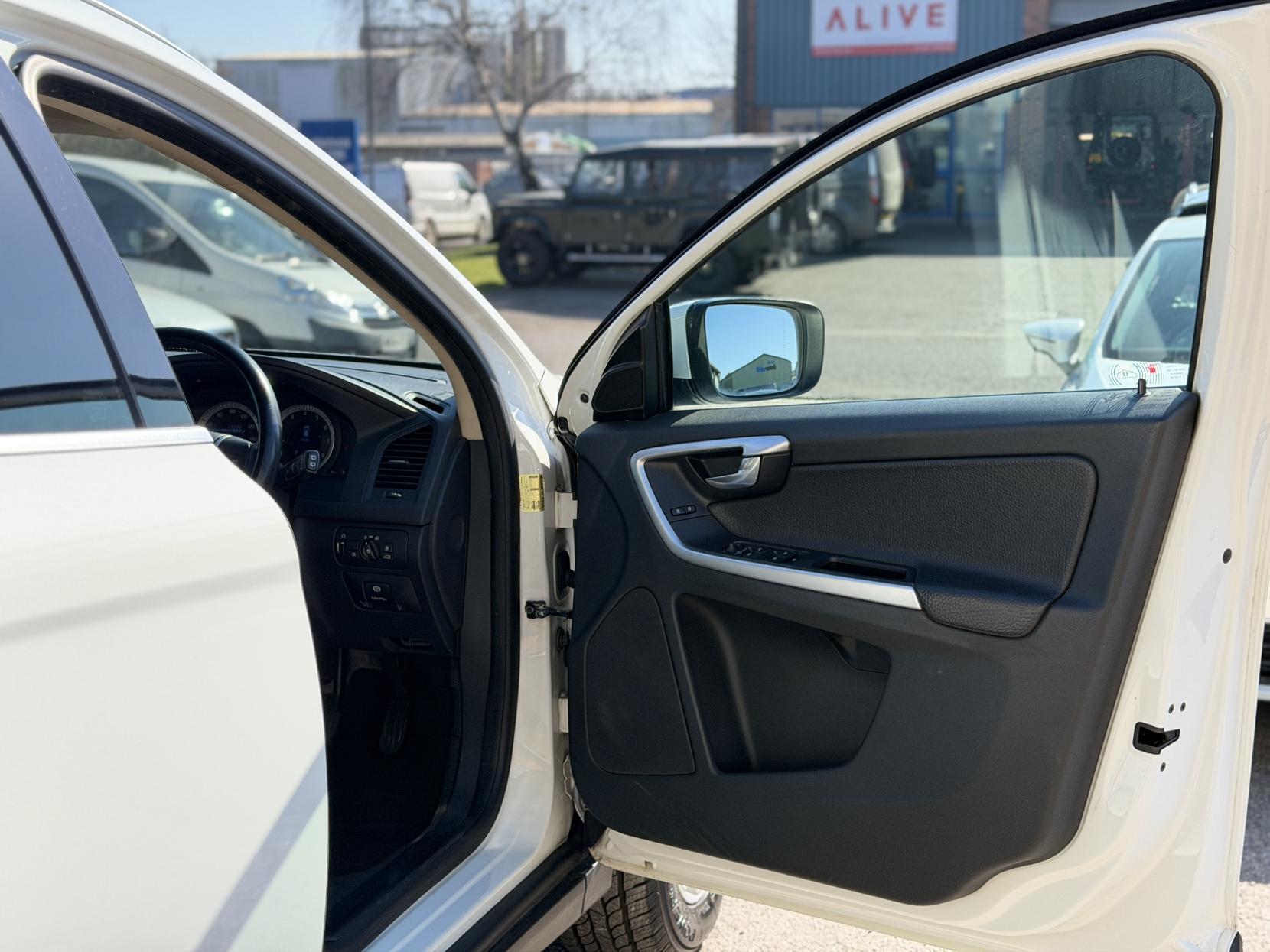 Volvo XC60 2.0 T5 SE Lux Premium SUV 5dr Petrol Powershift Euro 5 (240 ps)