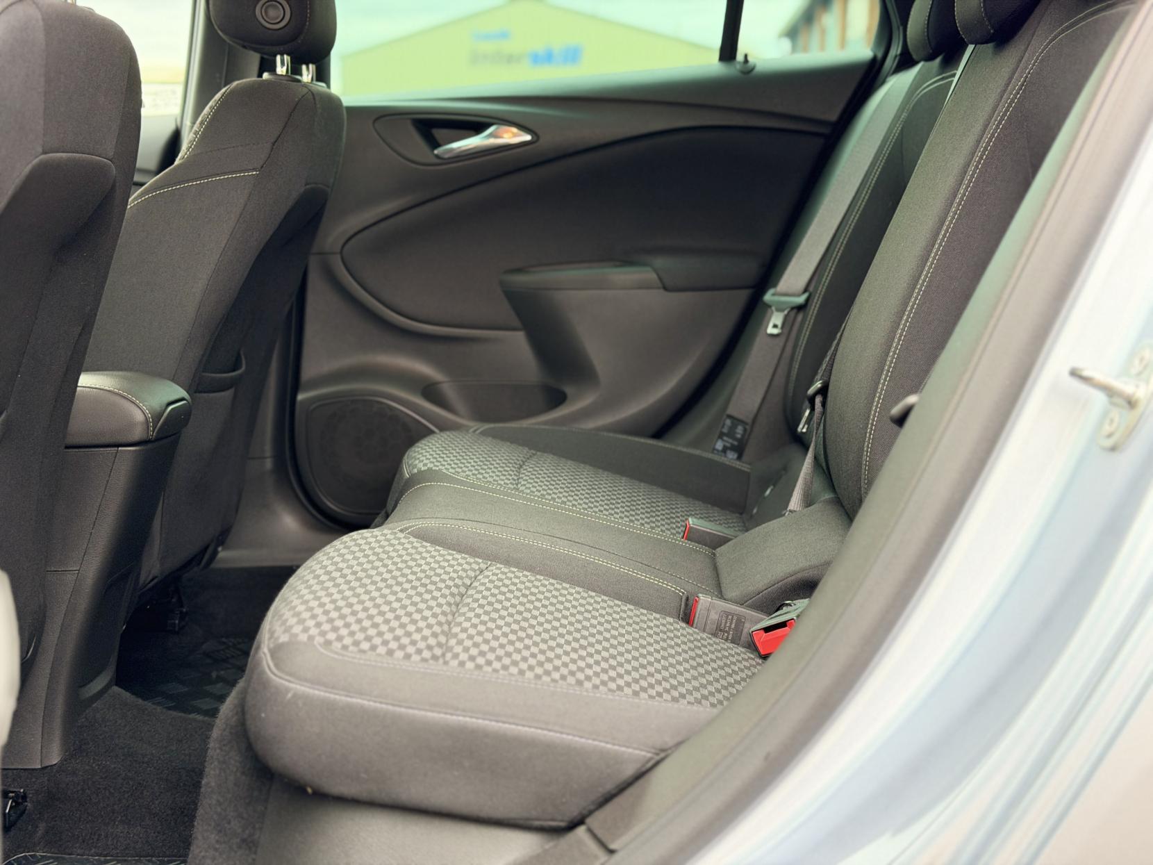 Vauxhall Astra 1.4i Turbo SRi Sports Tourer 5dr Petrol Manual Euro 6 (150 ps)