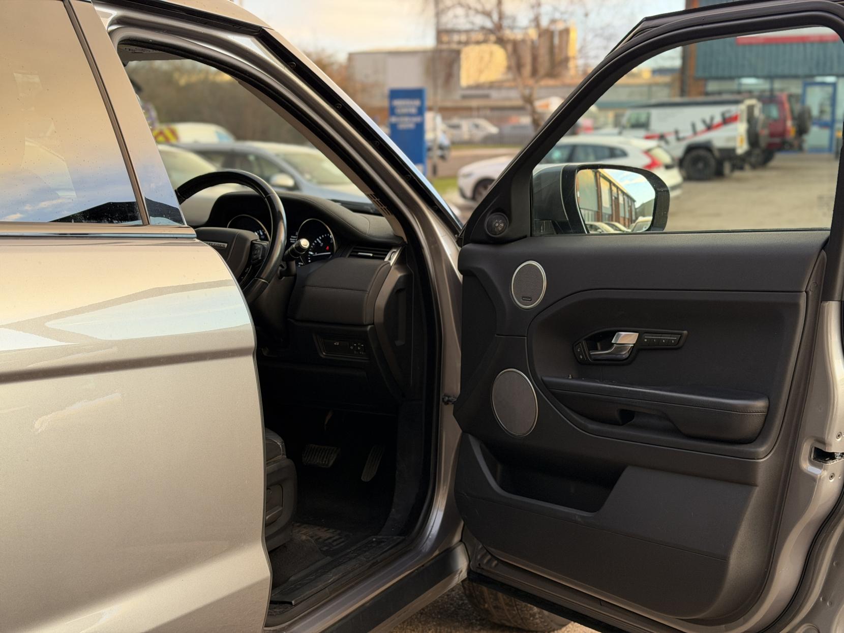 Land Rover Range Rover Evoque 2.2 SD4 Pure SUV 5dr Diesel Auto 4WD Euro 5 (190 ps)