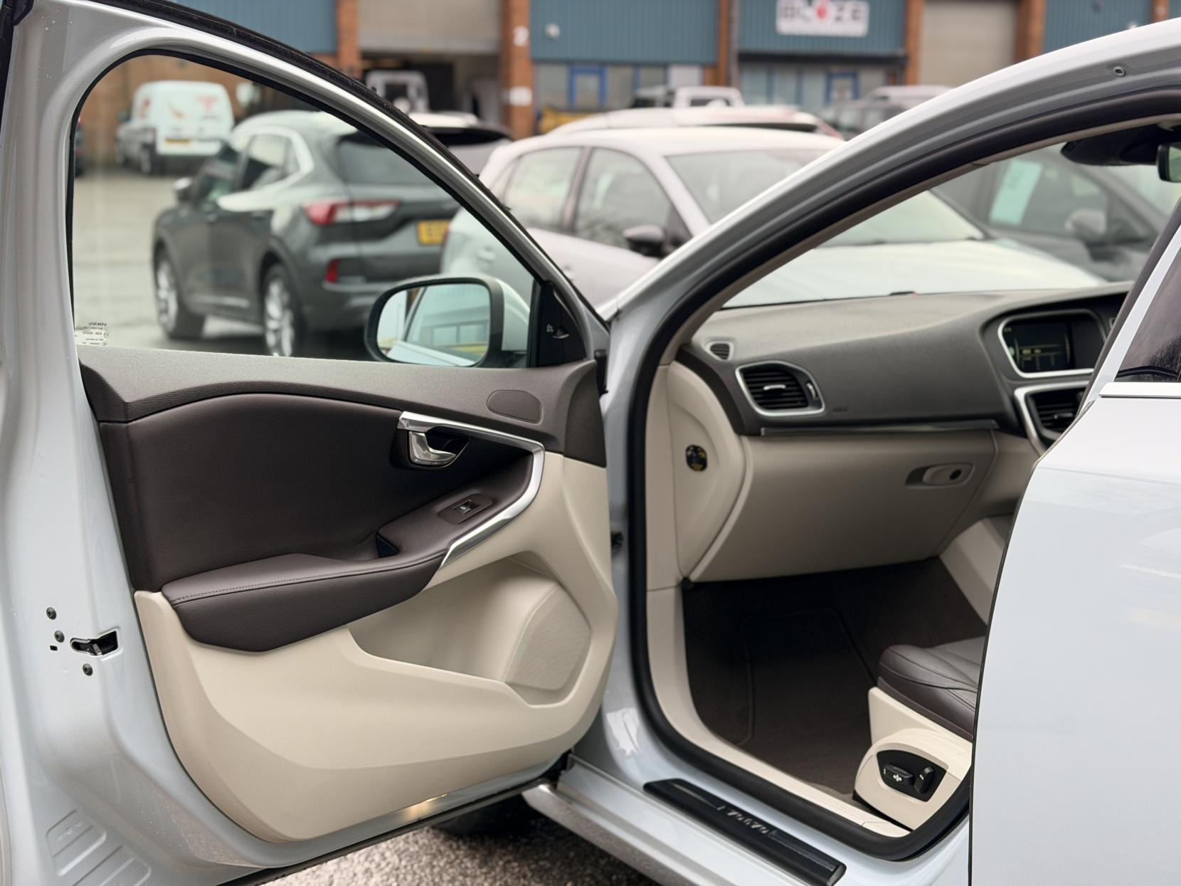 Volvo V40 2.0 D4 SE Lux Nav Hatchback 5dr Diesel Geartronic Euro 6 (s/s) (190 ps)