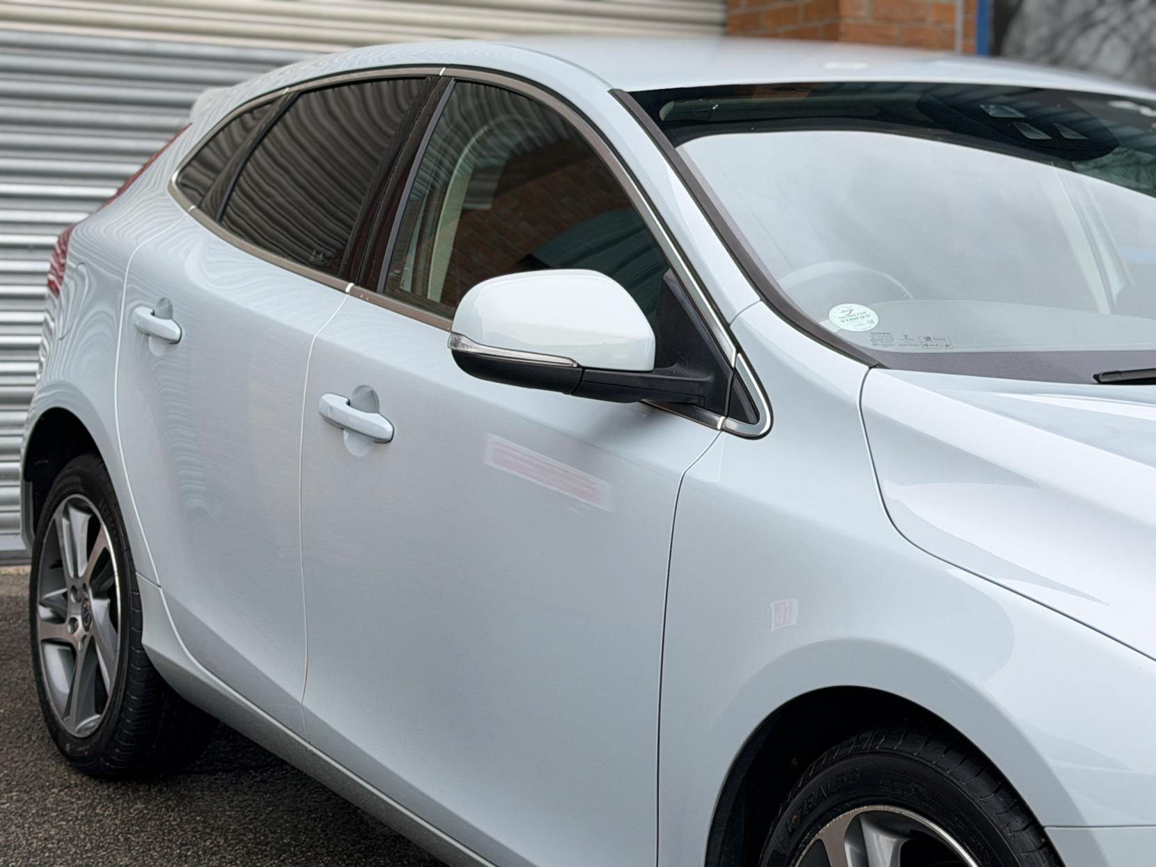 Volvo V40 2.0 D4 SE Lux Nav Hatchback 5dr Diesel Geartronic Euro 6 (s/s) (190 ps)