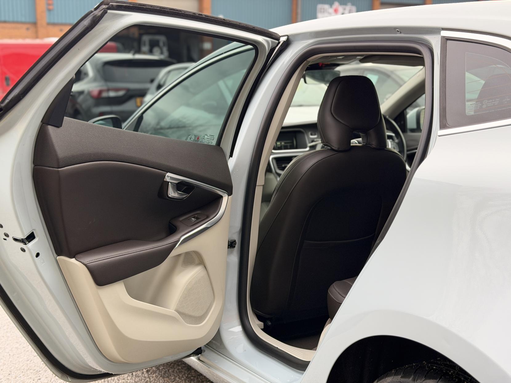 Volvo V40 2.0 D4 SE Lux Nav Hatchback 5dr Diesel Geartronic Euro 6 (s/s) (190 ps)