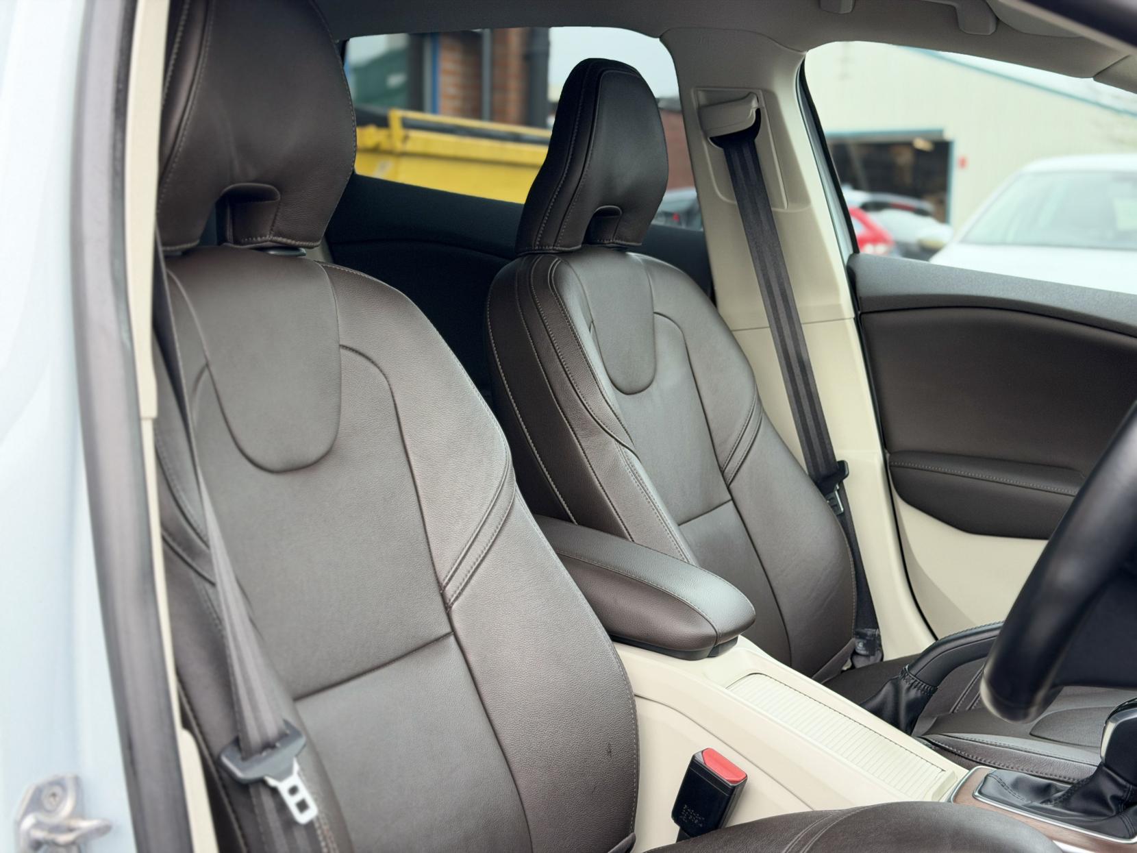 Volvo V40 2.0 D4 SE Lux Nav Hatchback 5dr Diesel Geartronic Euro 6 (s/s) (190 ps)