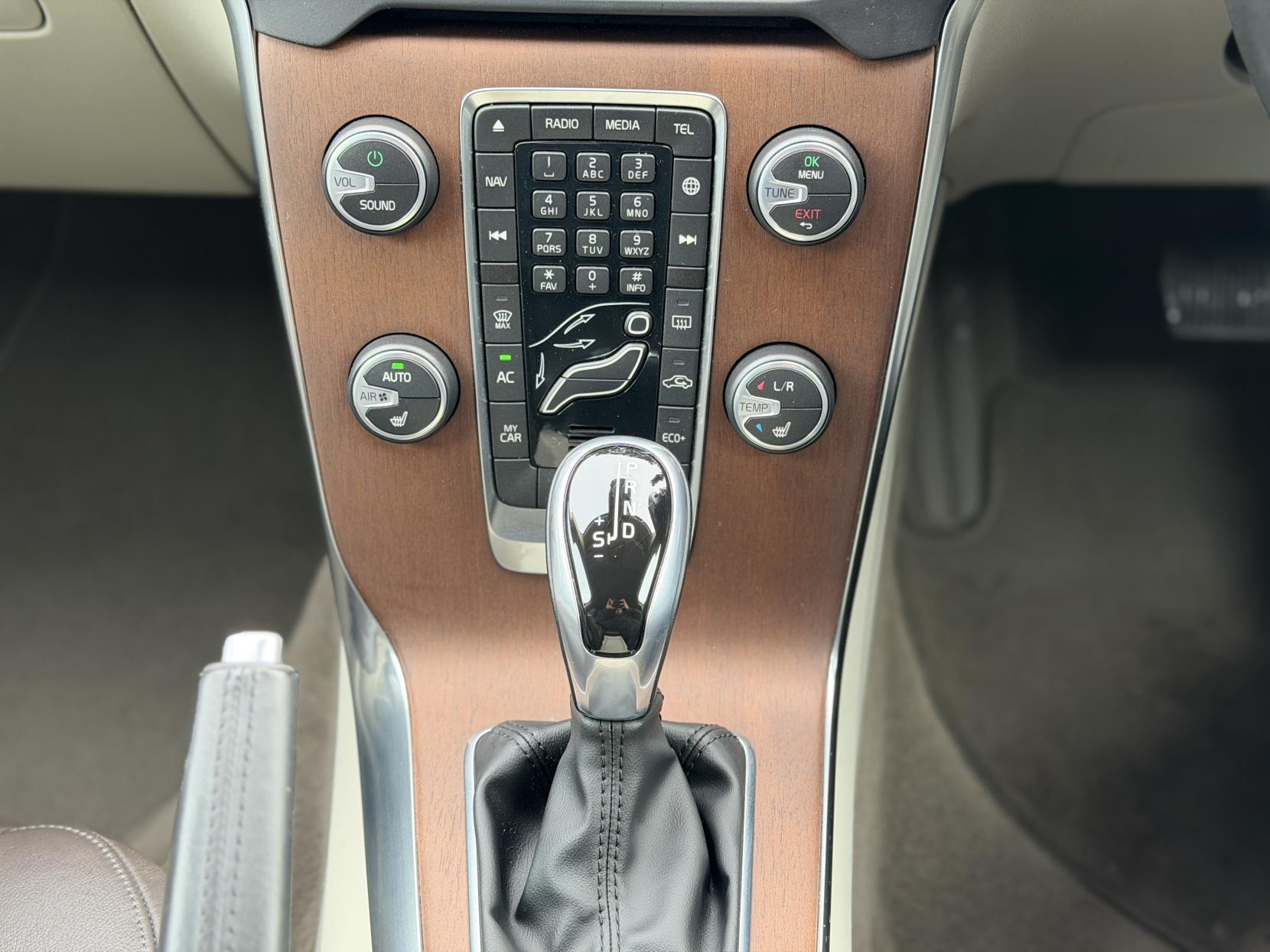 Volvo V40 2.0 D4 SE Lux Nav Hatchback 5dr Diesel Geartronic Euro 6 (s/s) (190 ps)