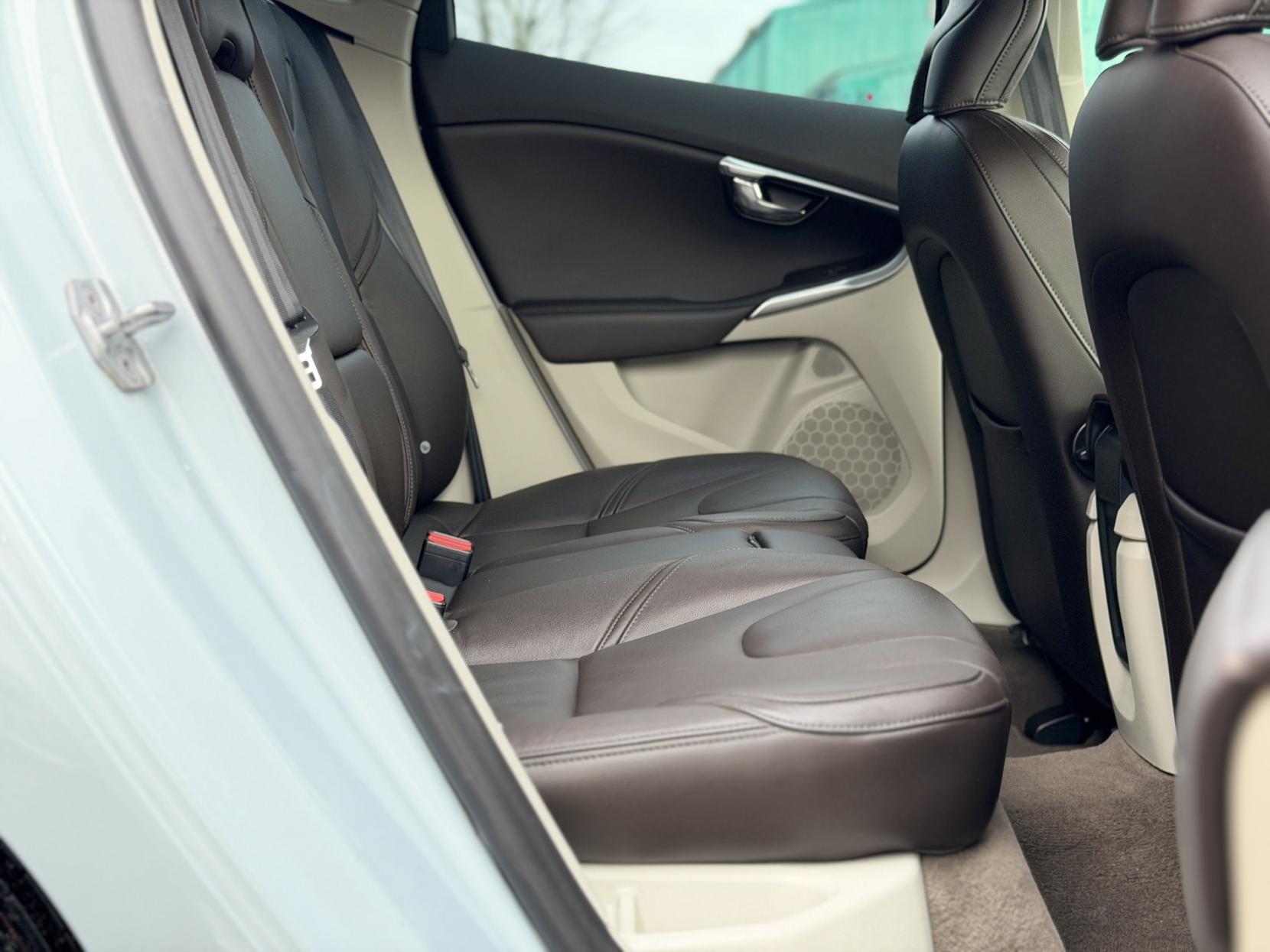 Volvo V40 2.0 D4 SE Lux Nav Hatchback 5dr Diesel Geartronic Euro 6 (s/s) (190 ps)