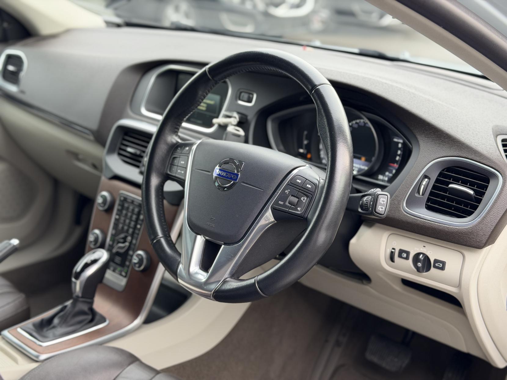 Volvo V40 2.0 D4 SE Lux Nav Hatchback 5dr Diesel Geartronic Euro 6 (s/s) (190 ps)