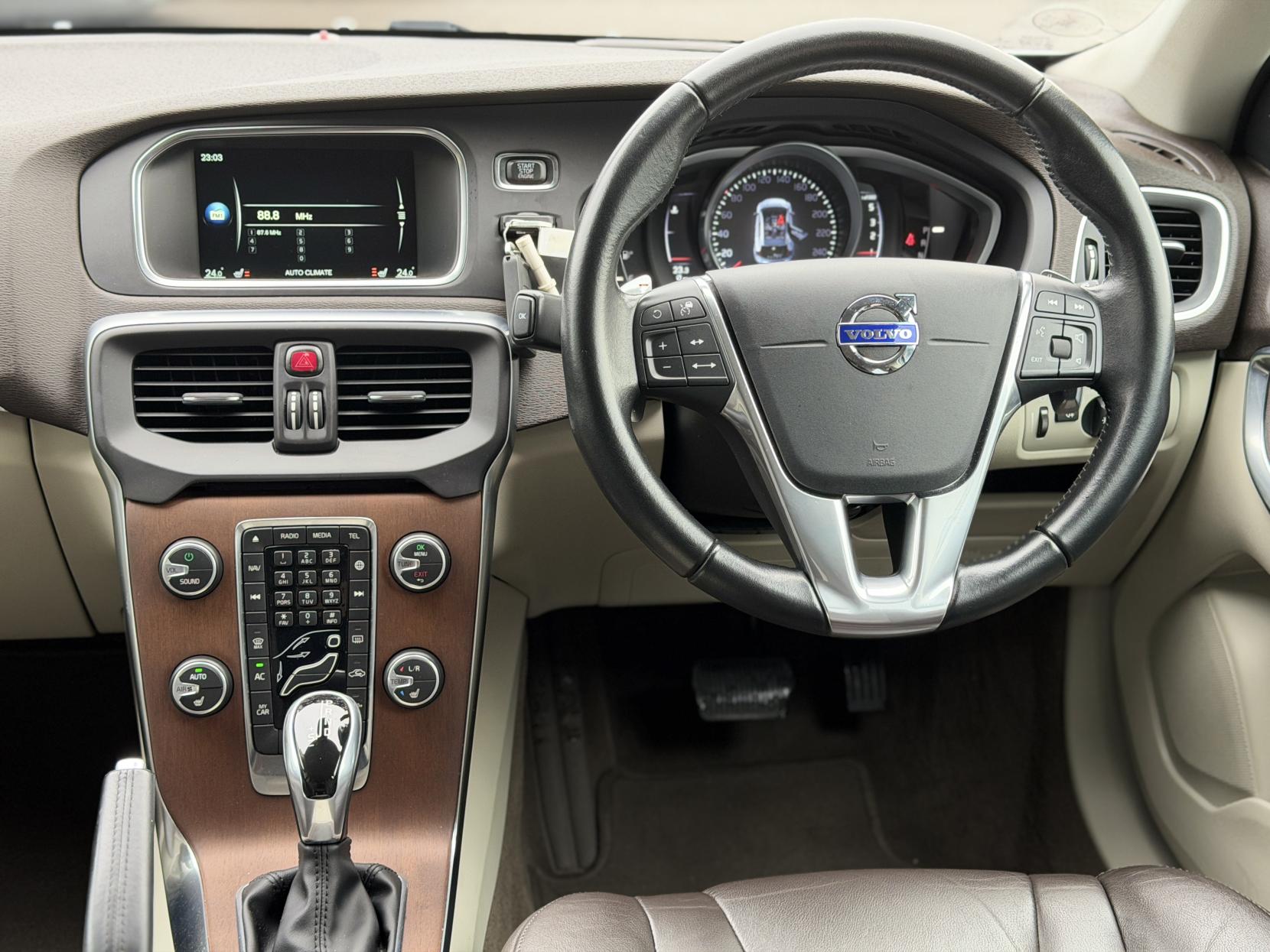 Volvo V40 2.0 D4 SE Lux Nav Hatchback 5dr Diesel Geartronic Euro 6 (s/s) (190 ps)