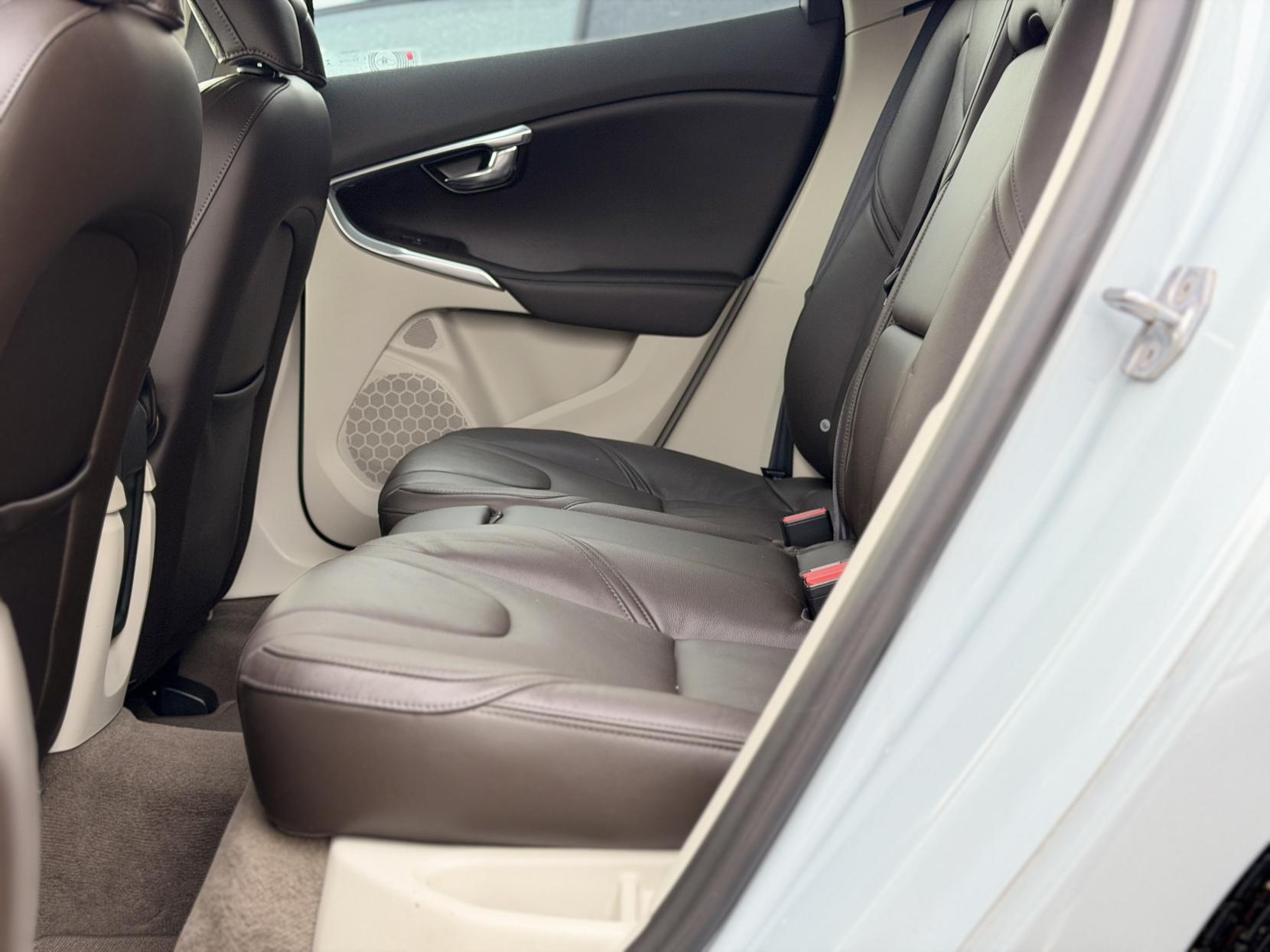 Volvo V40 2.0 D4 SE Lux Nav Hatchback 5dr Diesel Geartronic Euro 6 (s/s) (190 ps)