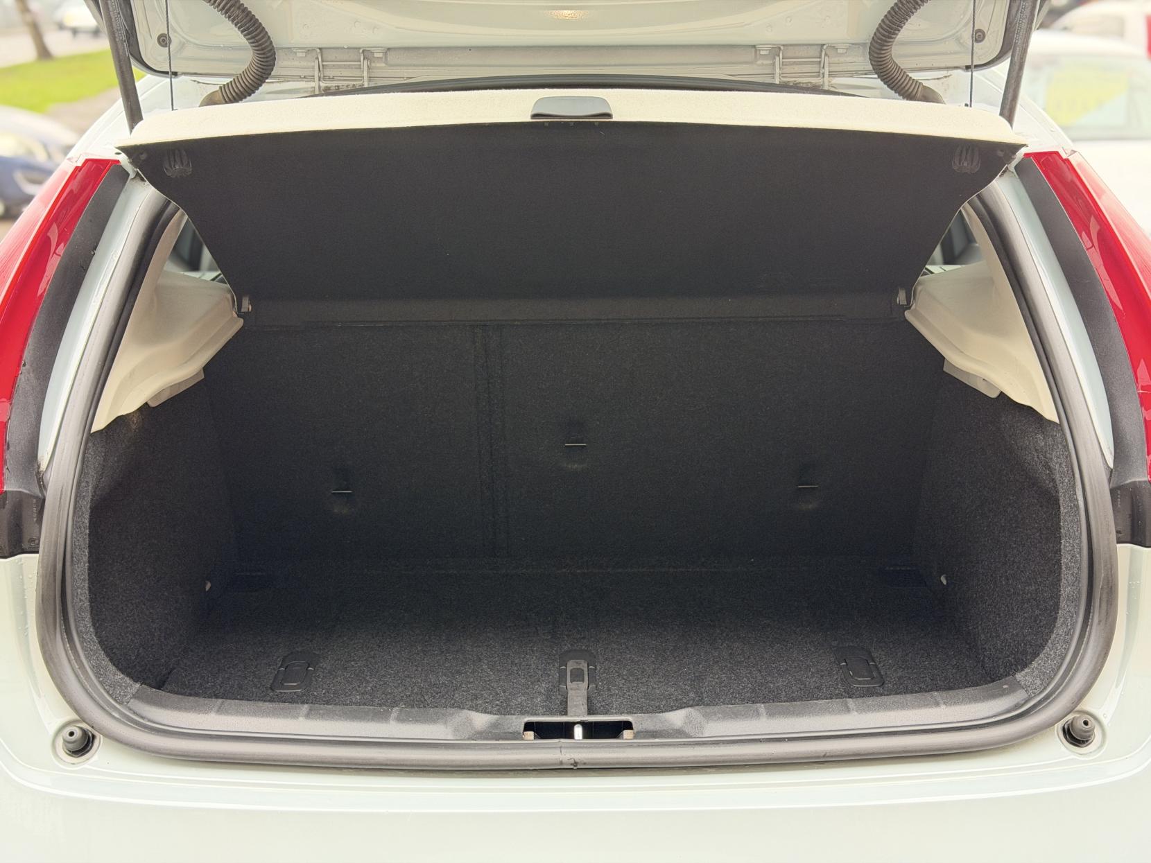 Volvo V40 2.0 D4 SE Lux Nav Hatchback 5dr Diesel Geartronic Euro 6 (s/s) (190 ps)