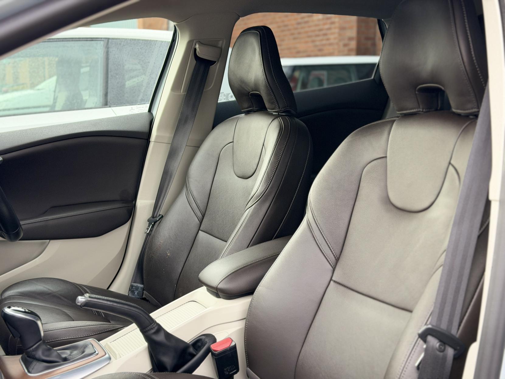 Volvo V40 2.0 D4 SE Lux Nav Hatchback 5dr Diesel Geartronic Euro 6 (s/s) (190 ps)