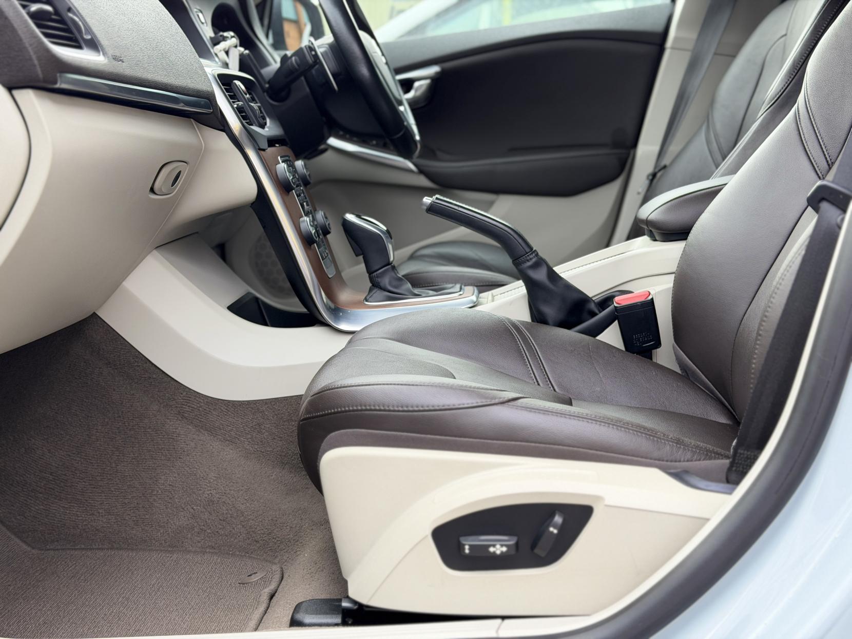 Volvo V40 2.0 D4 SE Lux Nav Hatchback 5dr Diesel Geartronic Euro 6 (s/s) (190 ps)