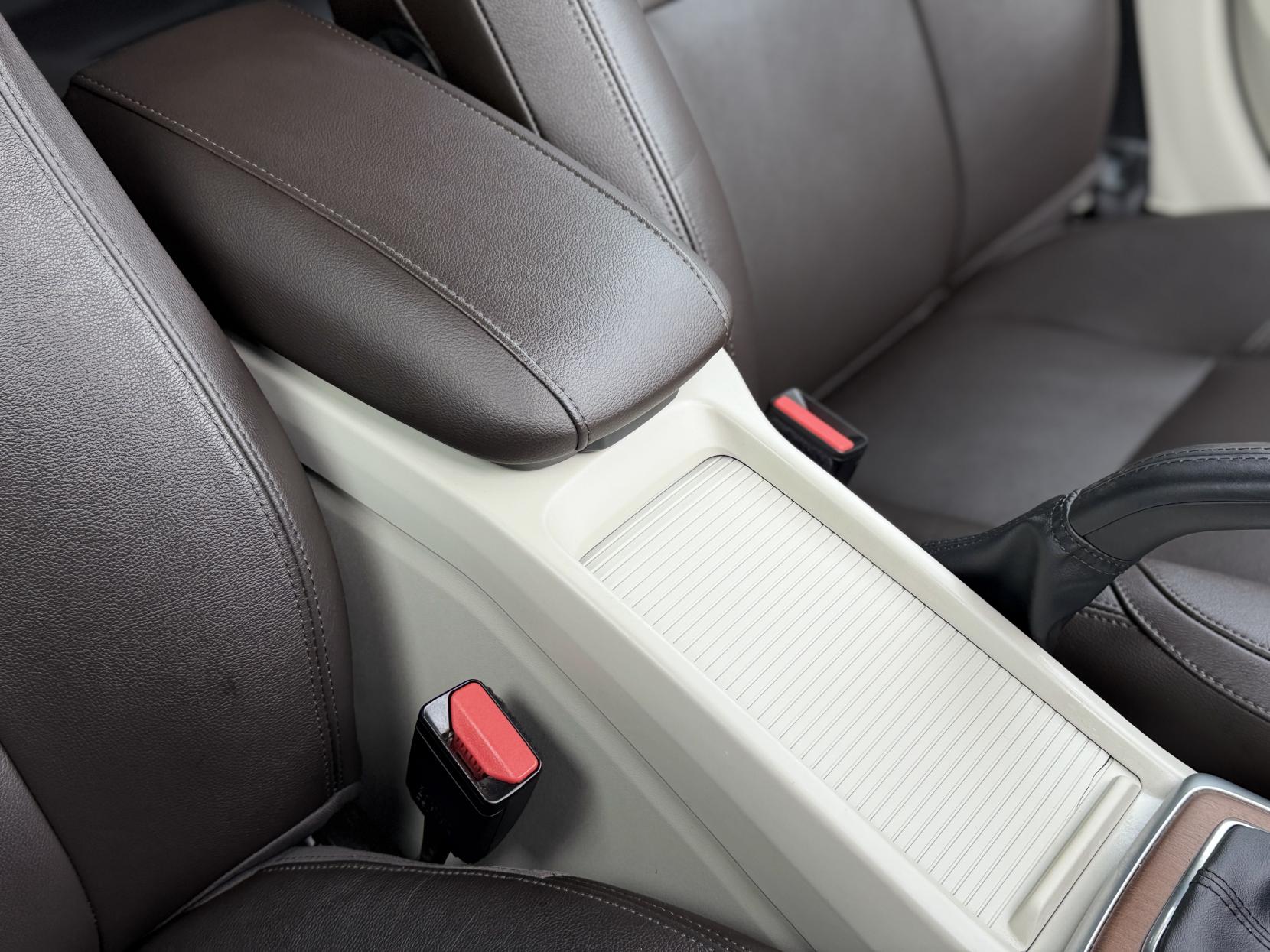 Volvo V40 2.0 D4 SE Lux Nav Hatchback 5dr Diesel Geartronic Euro 6 (s/s) (190 ps)