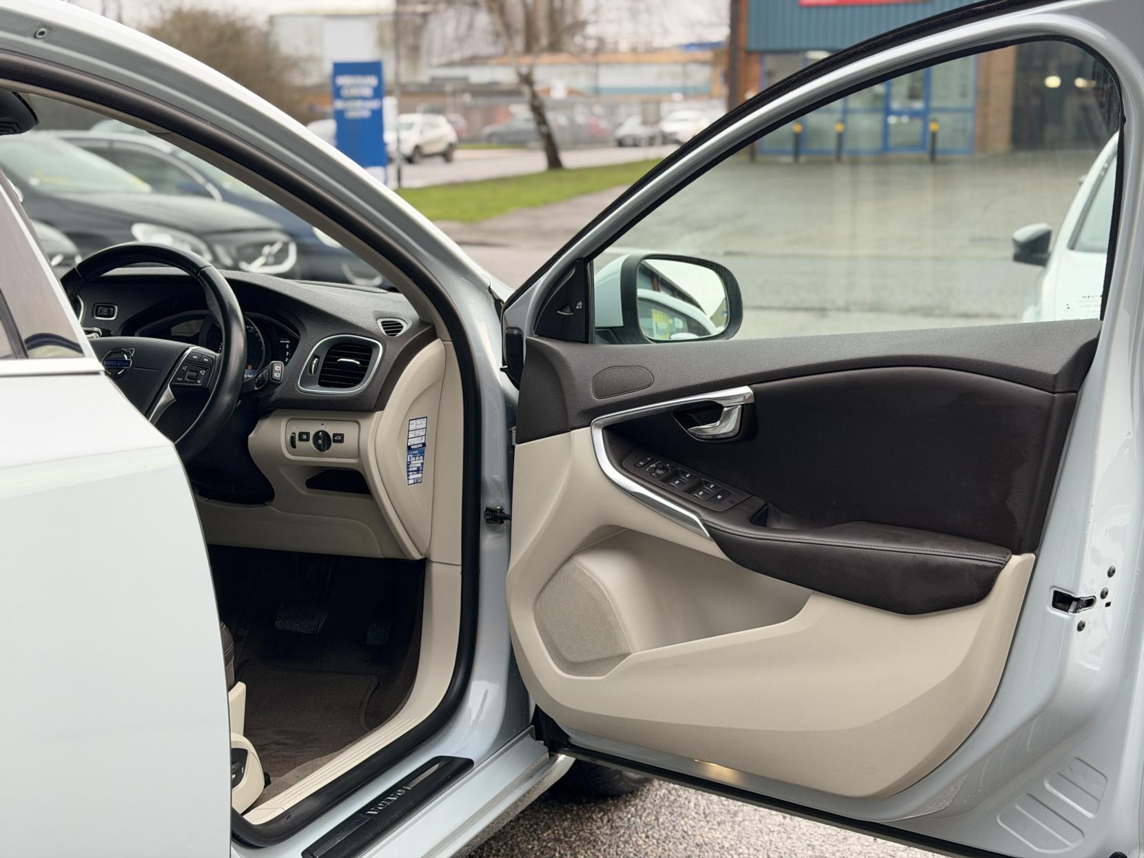 Volvo V40 2.0 D4 SE Lux Nav Hatchback 5dr Diesel Geartronic Euro 6 (s/s) (190 ps)