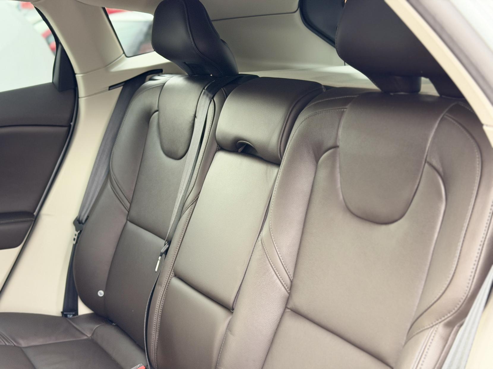 Volvo V40 2.0 D4 SE Lux Nav Hatchback 5dr Diesel Geartronic Euro 6 (s/s) (190 ps)