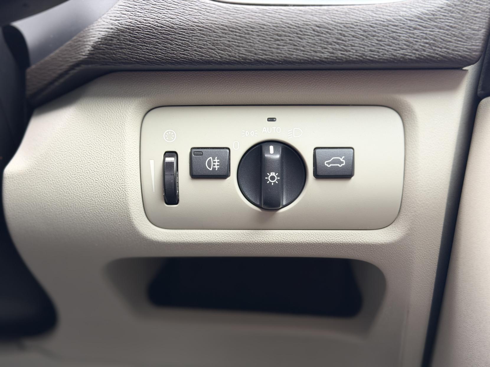 Volvo V40 2.0 D4 SE Lux Nav Hatchback 5dr Diesel Geartronic Euro 6 (s/s) (190 ps)