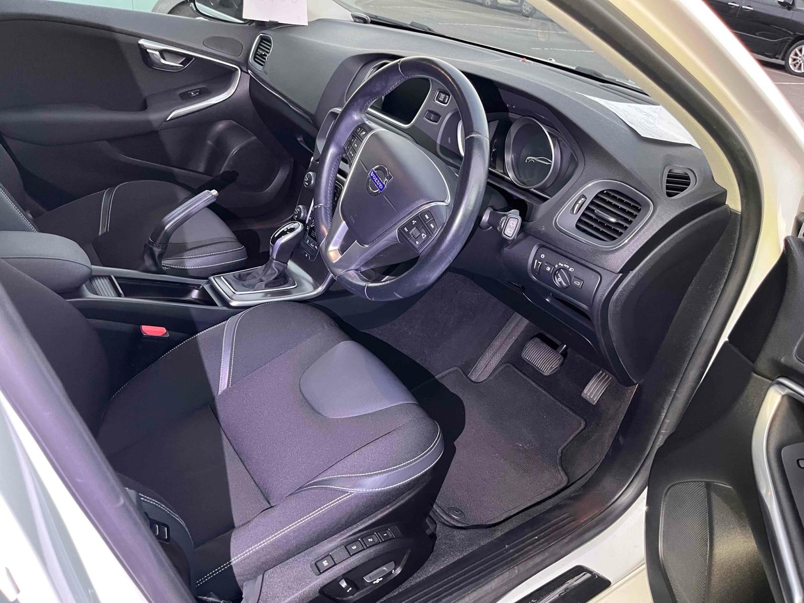 Volvo V40 1.6 T4 SE Nav Hatchback 5dr Petrol Powershift Euro 5 (s/s) (180 ps)