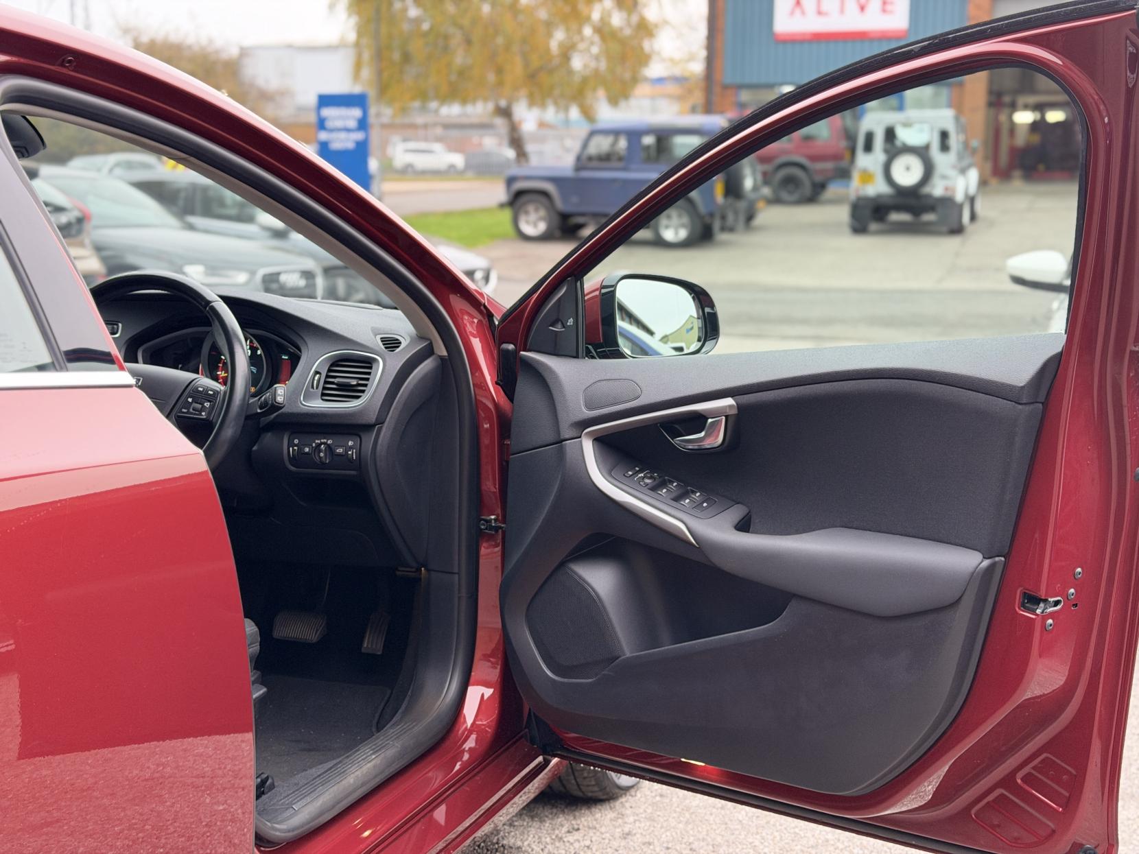 Volvo V40 1.6 T4 SE Hatchback 5dr Petrol Powershift Euro 5 (s/s) (180 ps)