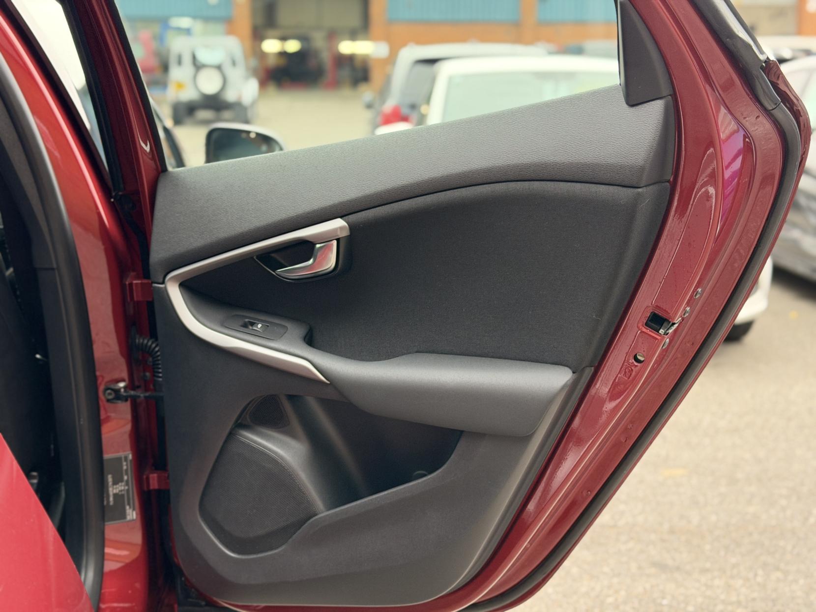 Volvo V40 1.6 T4 SE Hatchback 5dr Petrol Powershift Euro 5 (s/s) (180 ps)