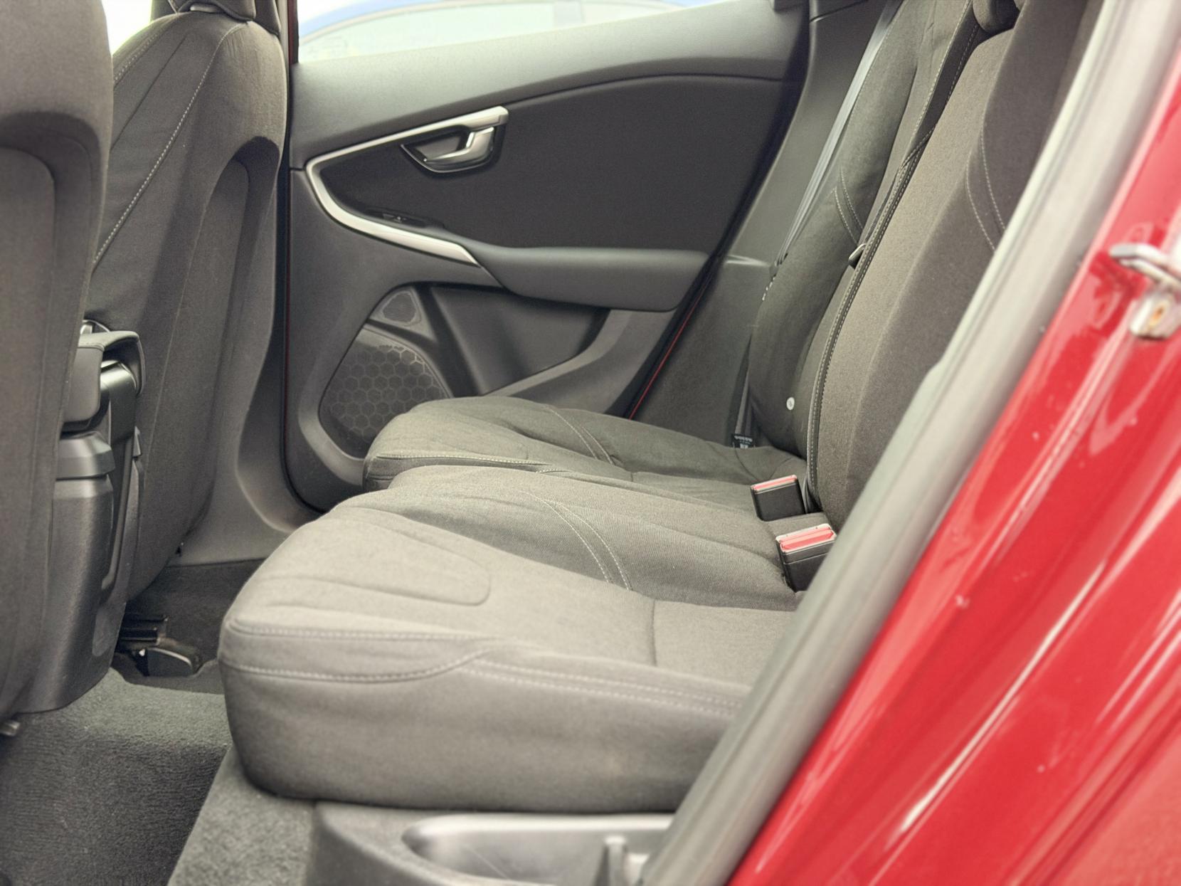 Volvo V40 1.6 T4 SE Hatchback 5dr Petrol Powershift Euro 5 (s/s) (180 ps)