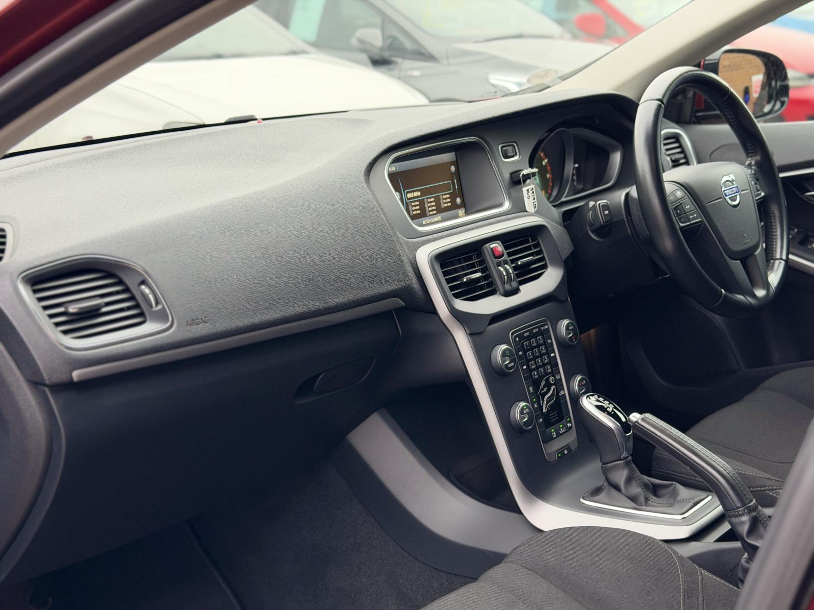 Volvo V40 1.6 T4 SE Hatchback 5dr Petrol Powershift Euro 5 (s/s) (180 ps)