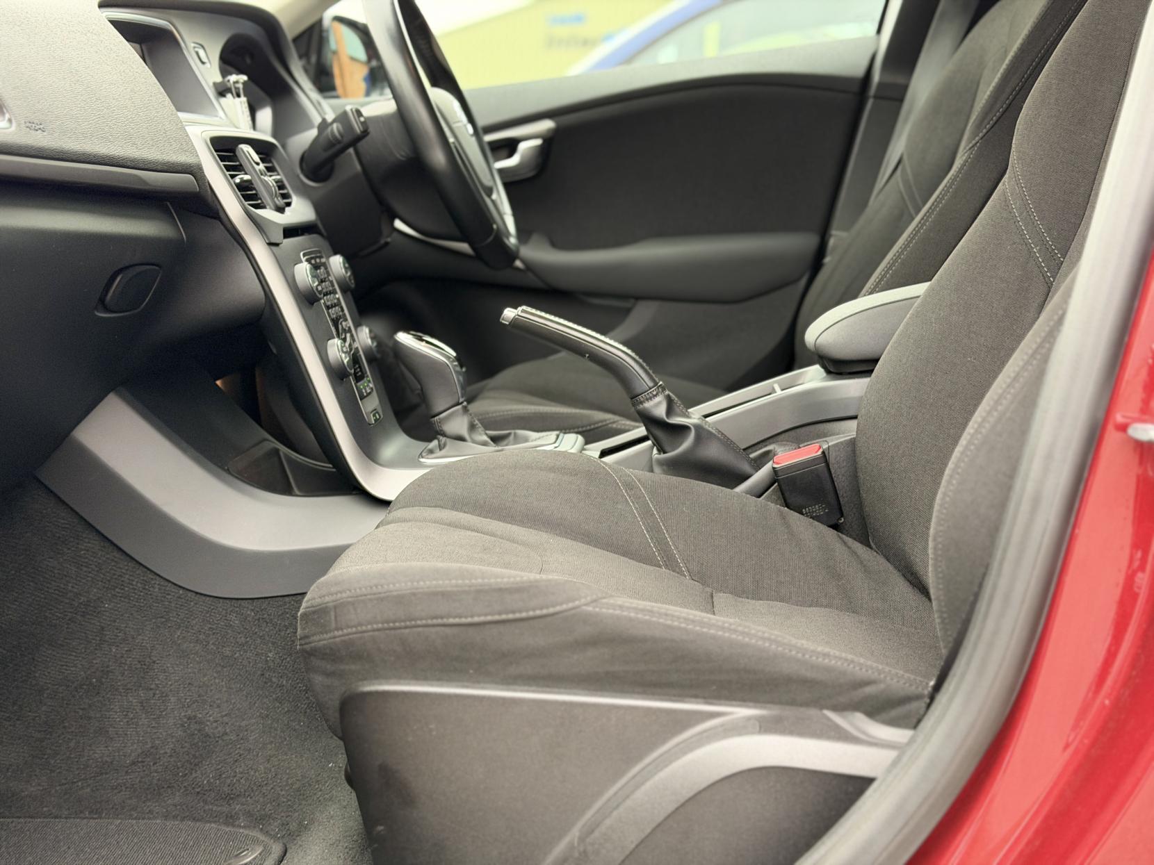 Volvo V40 1.6 T4 SE Hatchback 5dr Petrol Powershift Euro 5 (s/s) (180 ps)