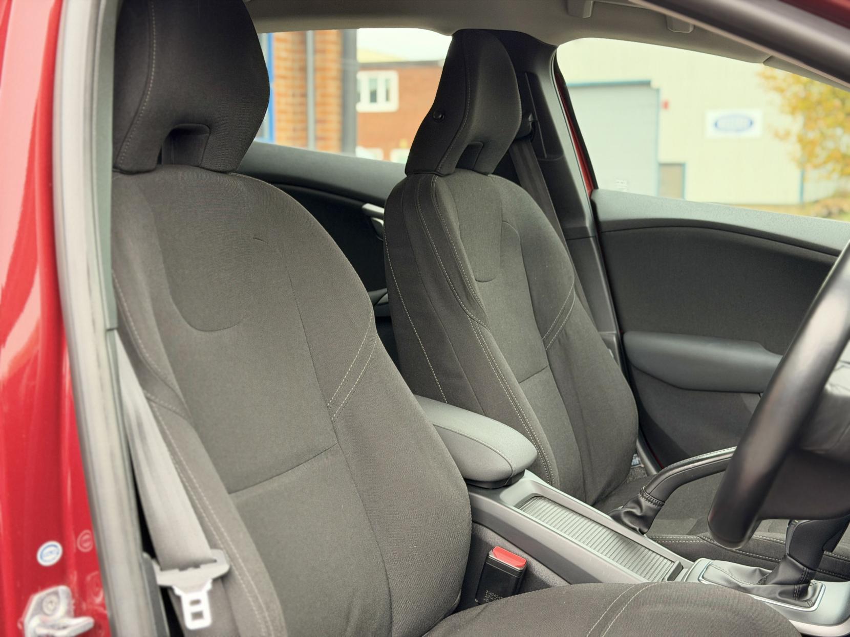 Volvo V40 1.6 T4 SE Hatchback 5dr Petrol Powershift Euro 5 (s/s) (180 ps)