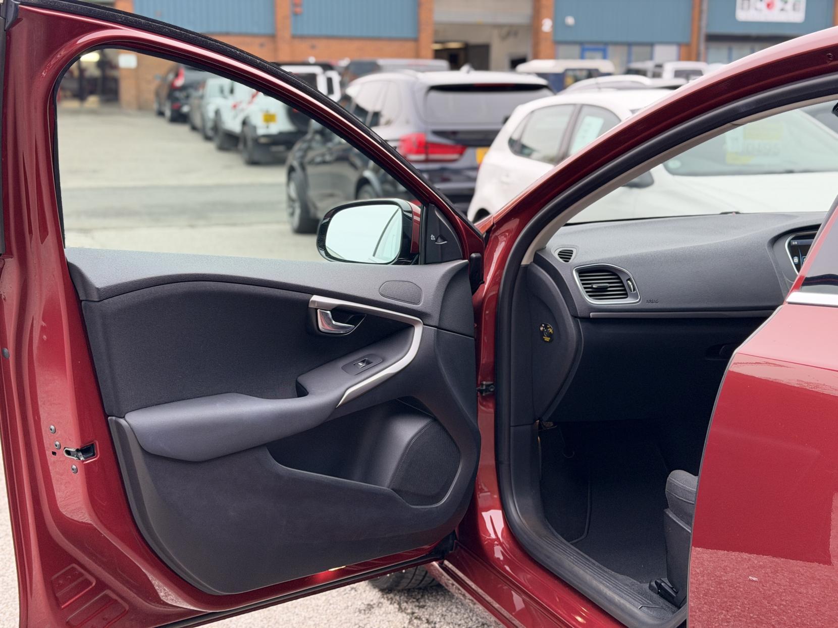 Volvo V40 1.6 T4 SE Hatchback 5dr Petrol Powershift Euro 5 (s/s) (180 ps)