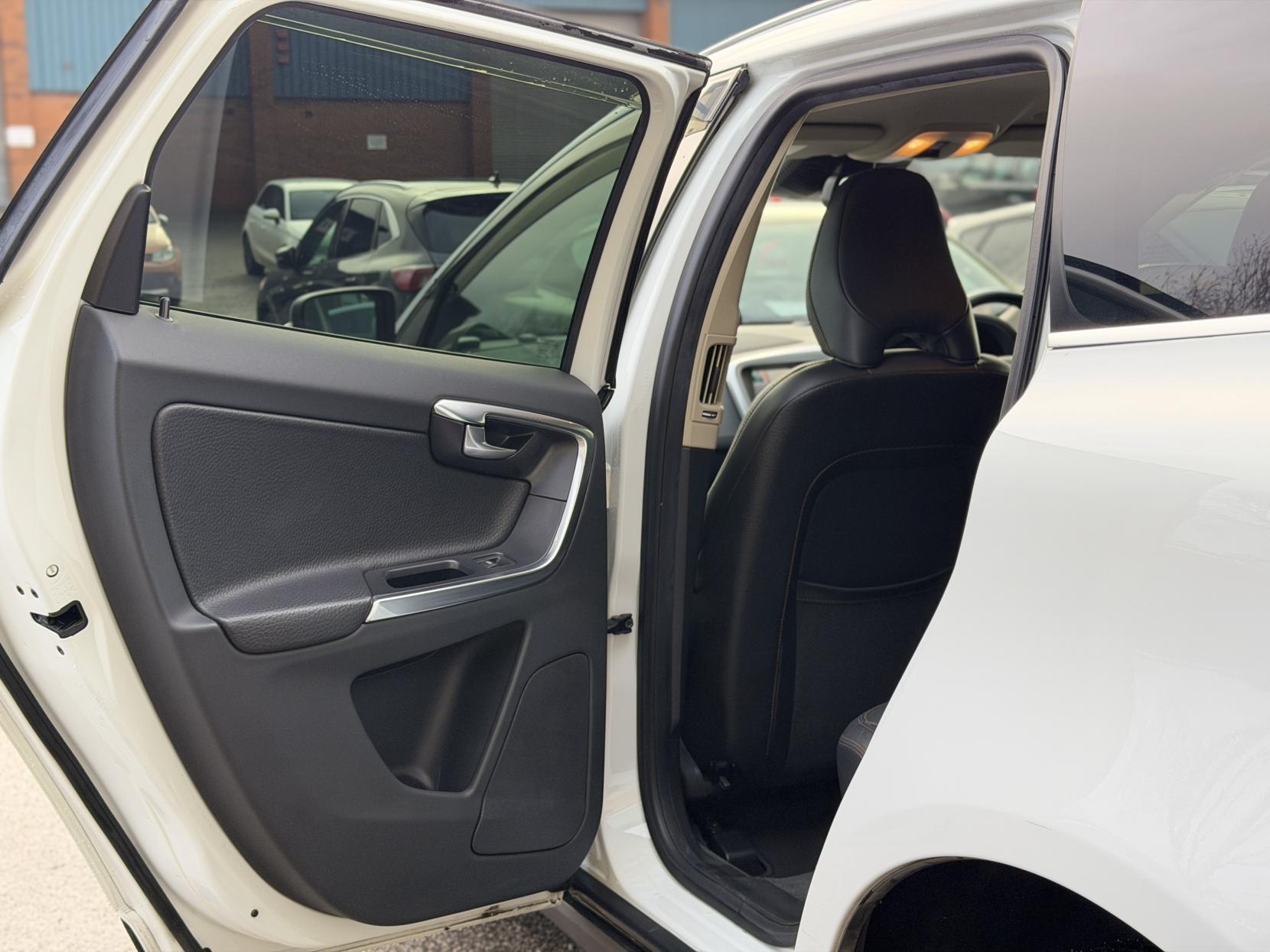 Volvo XC60 2.0 T5 SE Lux Nav SUV 5dr Petrol Auto Euro 6 (s/s) (245 ps)