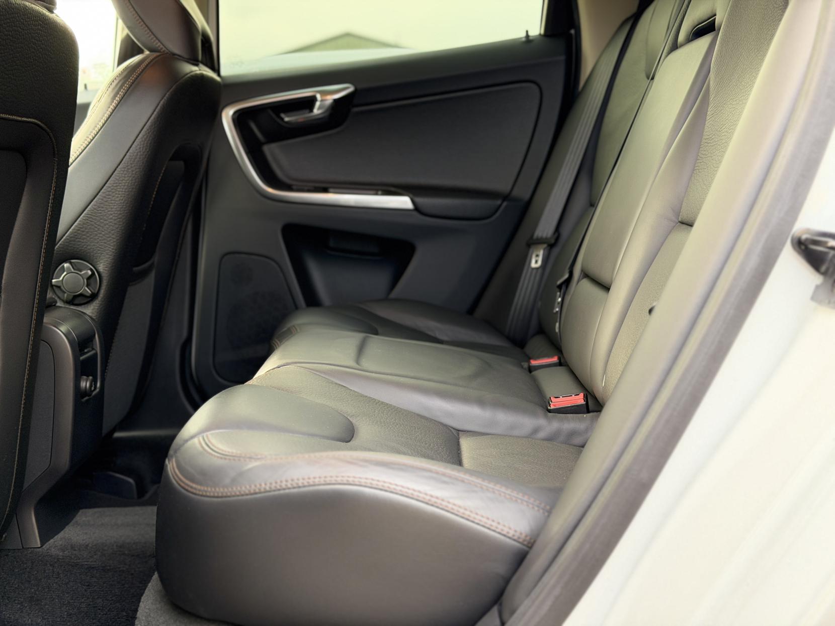 Volvo XC60 2.0 T5 SE Lux Nav SUV 5dr Petrol Auto Euro 6 (s/s) (245 ps)