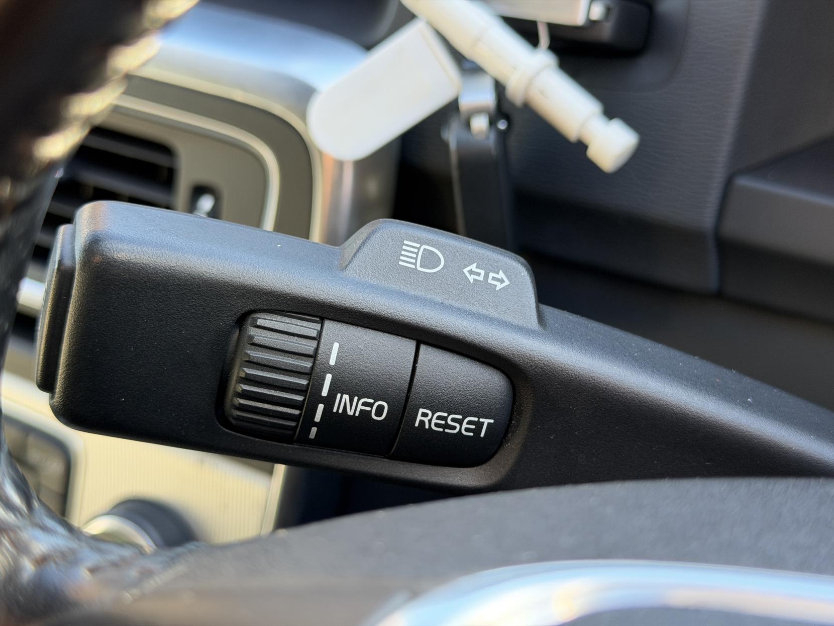 Volvo S60 3.0 T6 R-Design Lux Nav Saloon 4dr Petrol Geartronic AWD Euro 5 (304 ps)