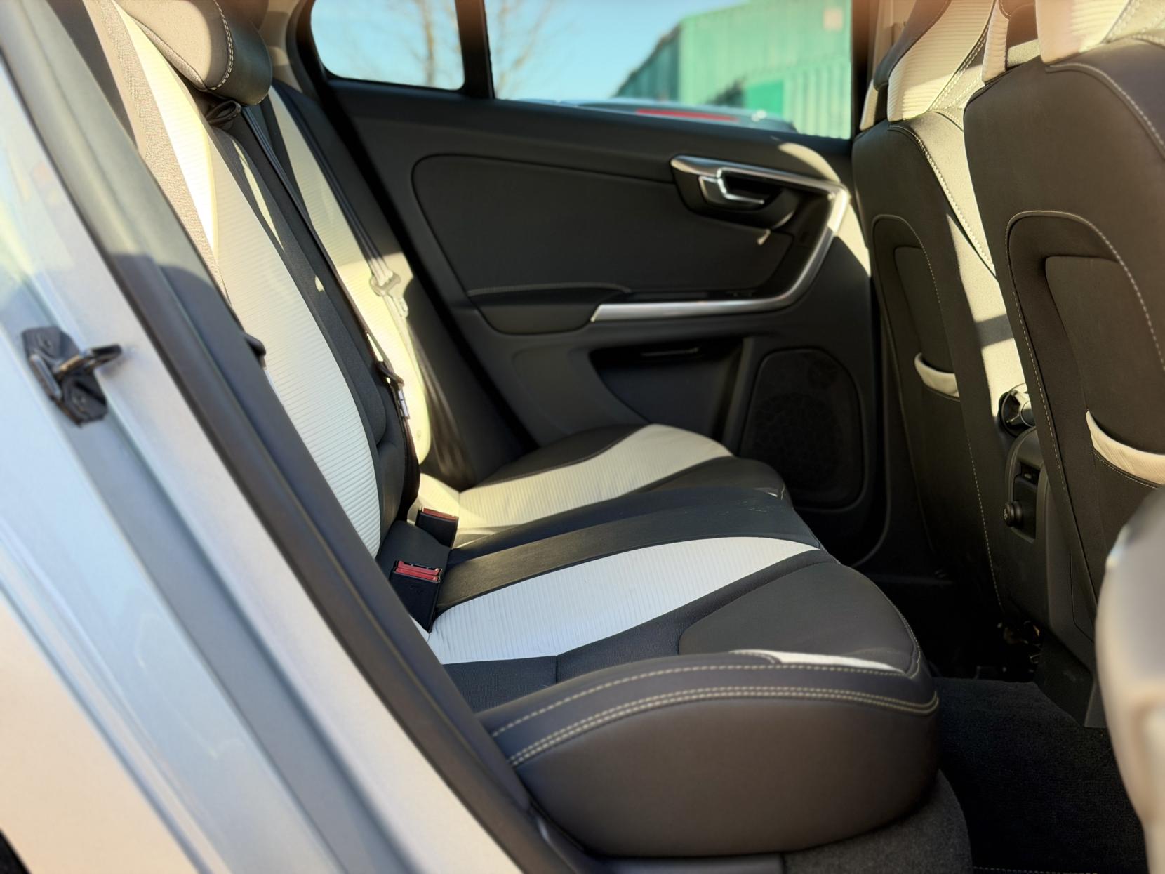 Volvo S60 3.0 T6 R-Design Lux Nav Saloon 4dr Petrol Geartronic AWD Euro 5 (304 ps)