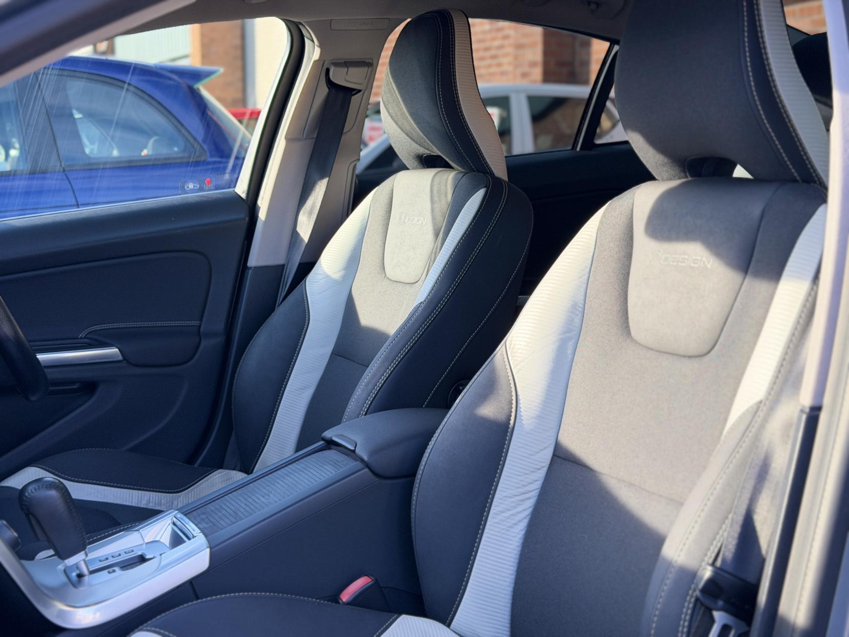 Volvo S60 3.0 T6 R-Design Lux Nav Saloon 4dr Petrol Geartronic AWD Euro 5 (304 ps)