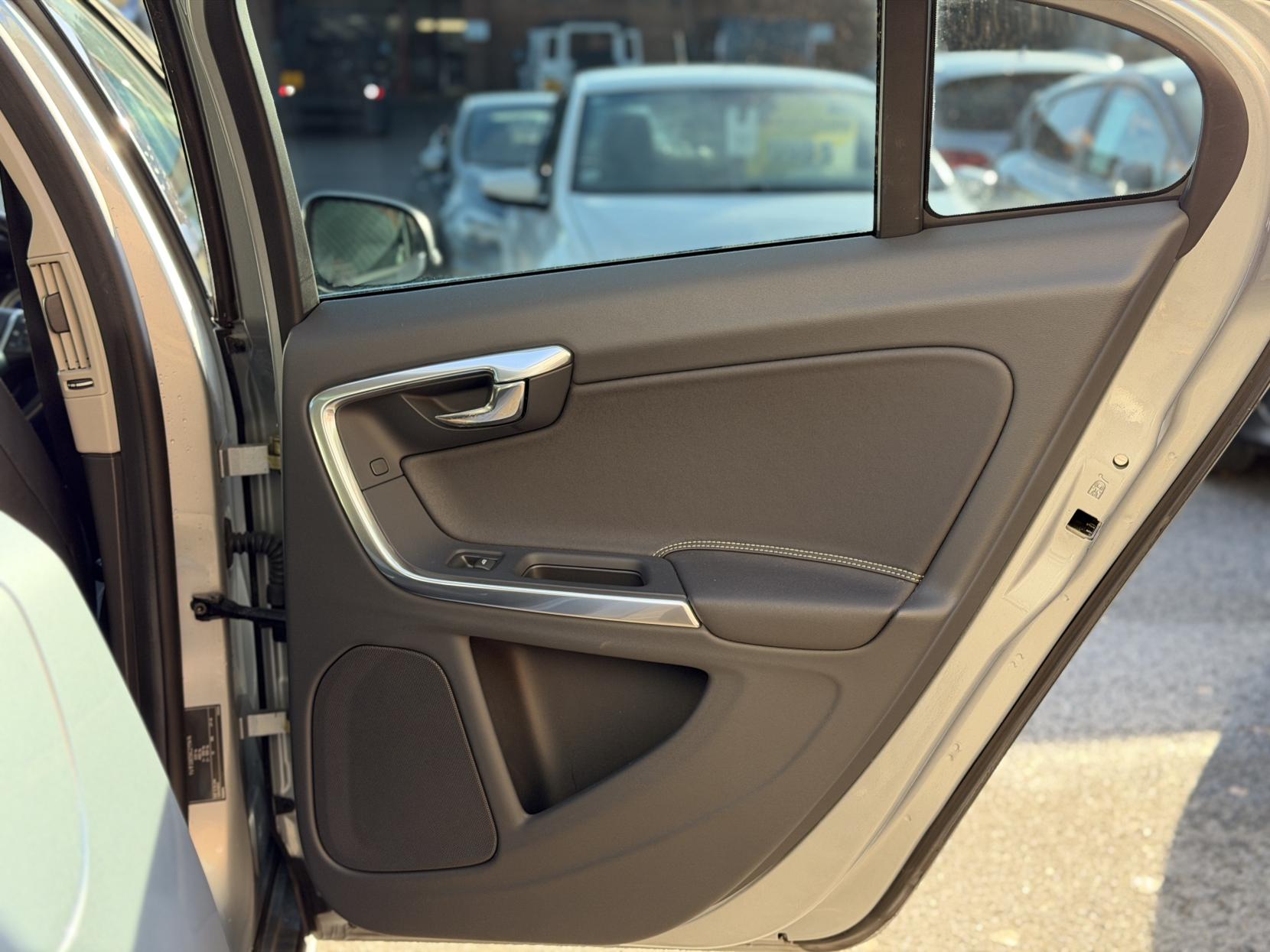 Volvo S60 3.0 T6 R-Design Lux Nav Saloon 4dr Petrol Geartronic AWD Euro 5 (304 ps)