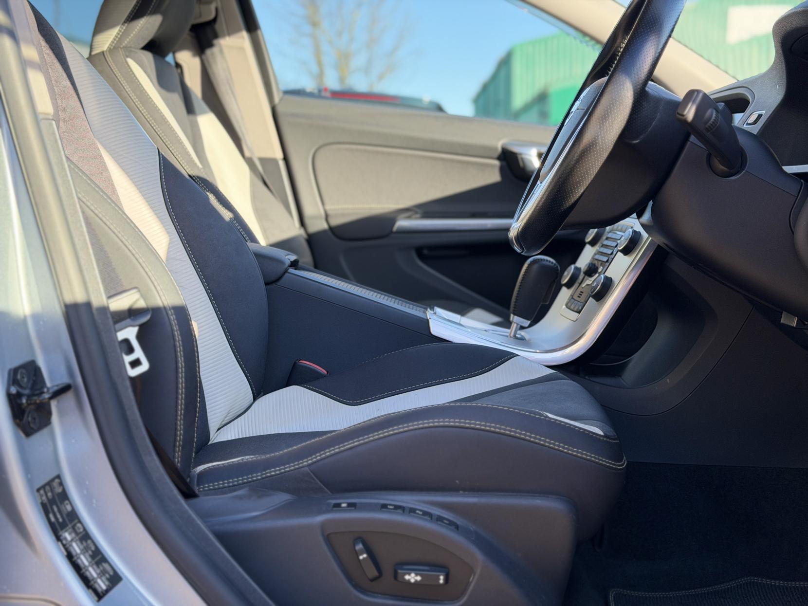 Volvo S60 3.0 T6 R-Design Lux Nav Saloon 4dr Petrol Geartronic AWD Euro 5 (304 ps)