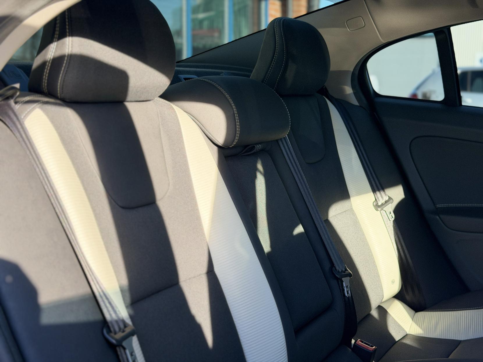 Volvo S60 3.0 T6 R-Design Lux Nav Saloon 4dr Petrol Geartronic AWD Euro 5 (304 ps)