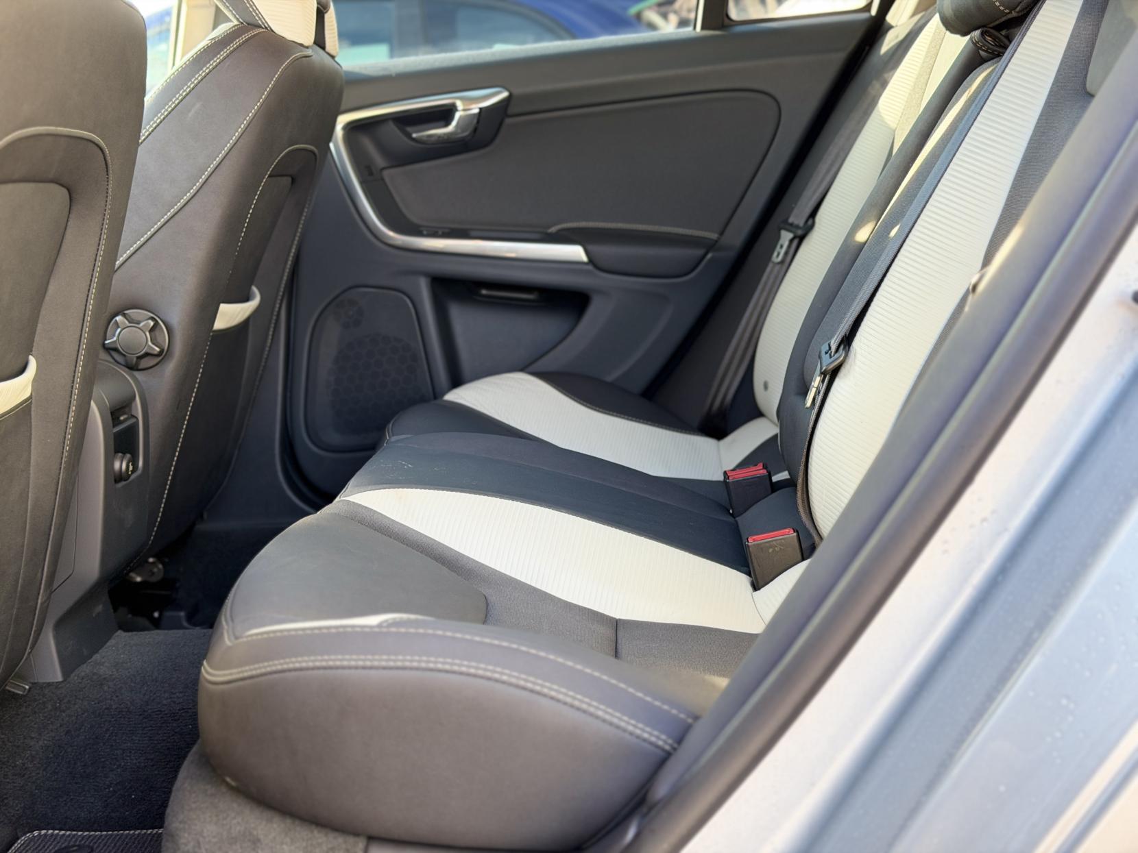 Volvo S60 3.0 T6 R-Design Lux Nav Saloon 4dr Petrol Geartronic AWD Euro 5 (304 ps)