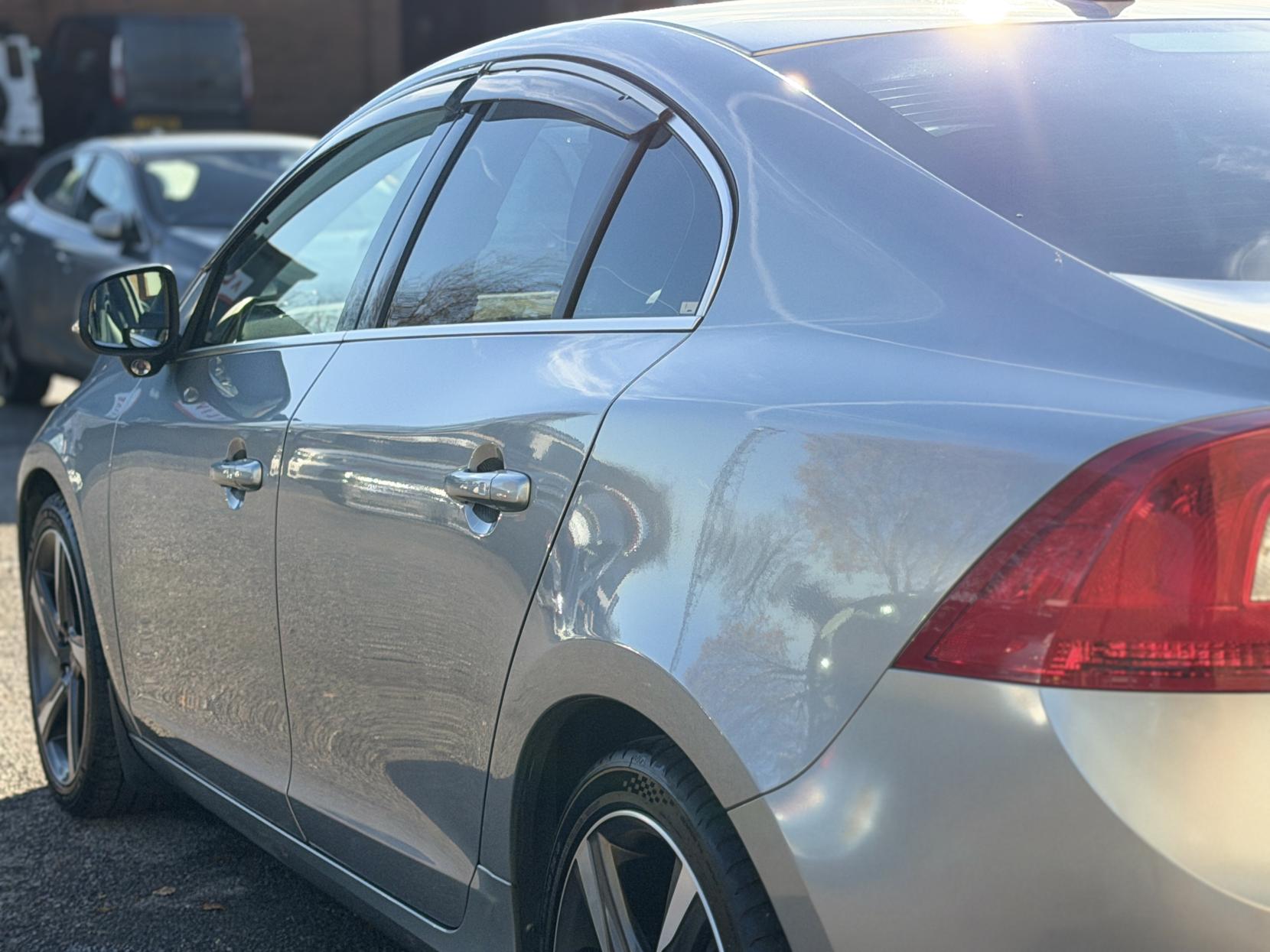 Volvo S60 3.0 T6 R-Design Lux Nav Saloon 4dr Petrol Geartronic AWD Euro 5 (304 ps)