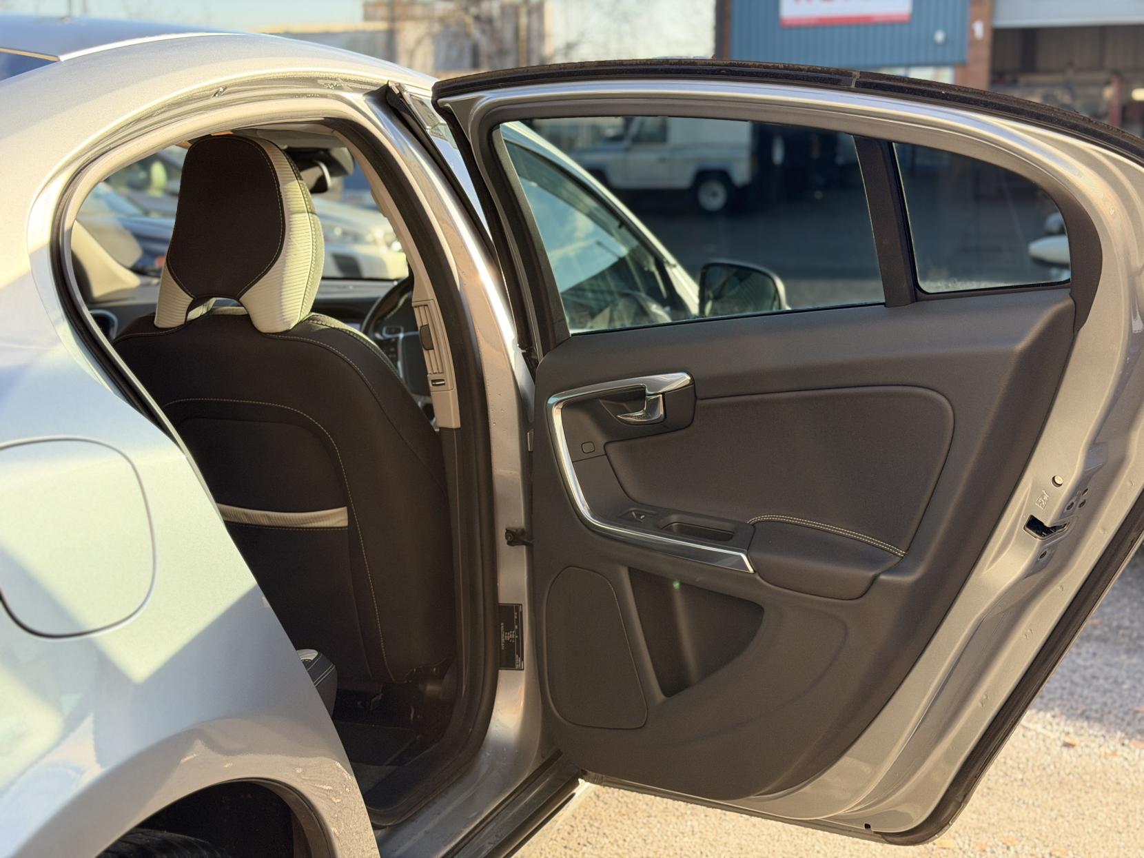 Volvo S60 3.0 T6 R-Design Lux Nav Saloon 4dr Petrol Geartronic AWD Euro 5 (304 ps)