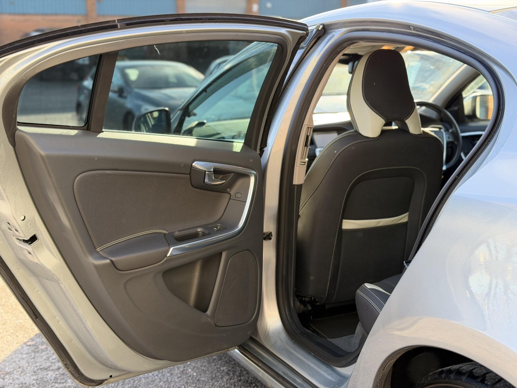 Volvo S60 3.0 T6 R-Design Lux Nav Saloon 4dr Petrol Geartronic AWD Euro 5 (304 ps)