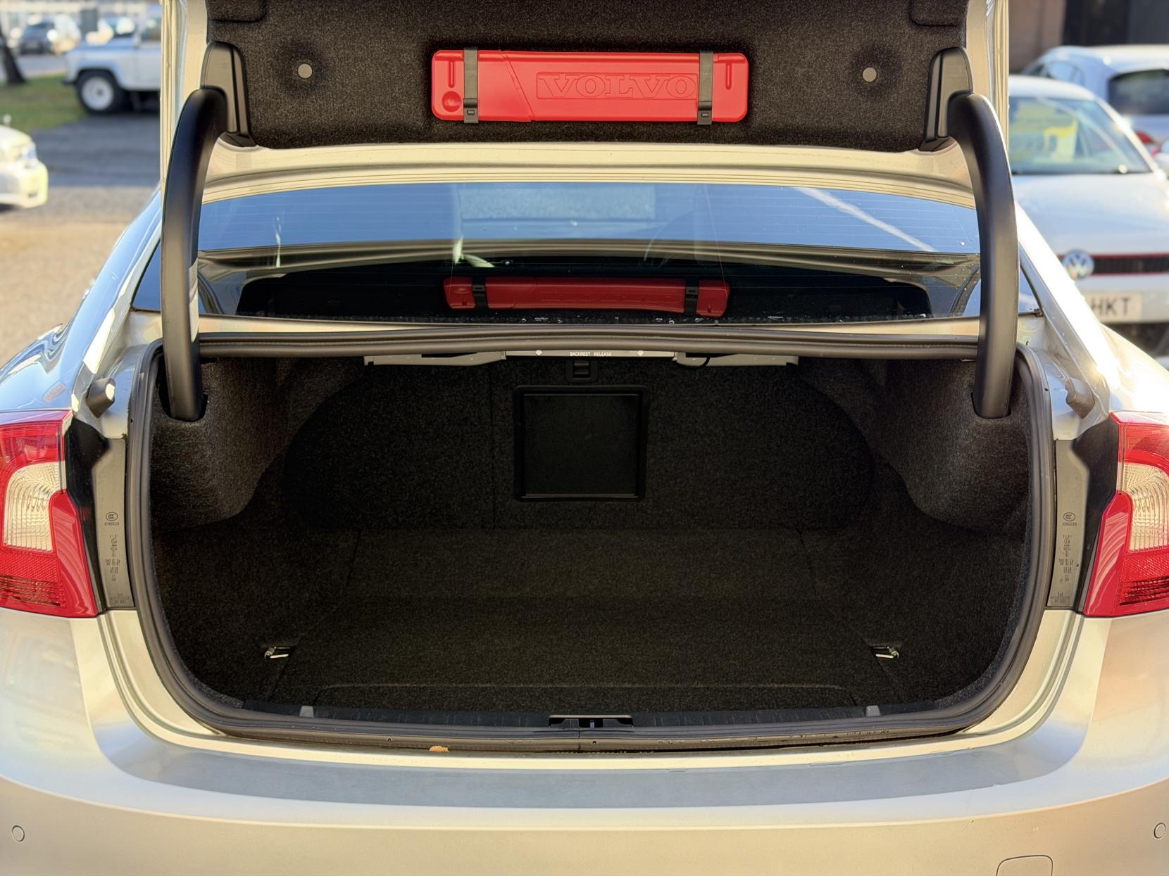 Volvo S60 3.0 T6 R-Design Lux Nav Saloon 4dr Petrol Geartronic AWD Euro 5 (304 ps)