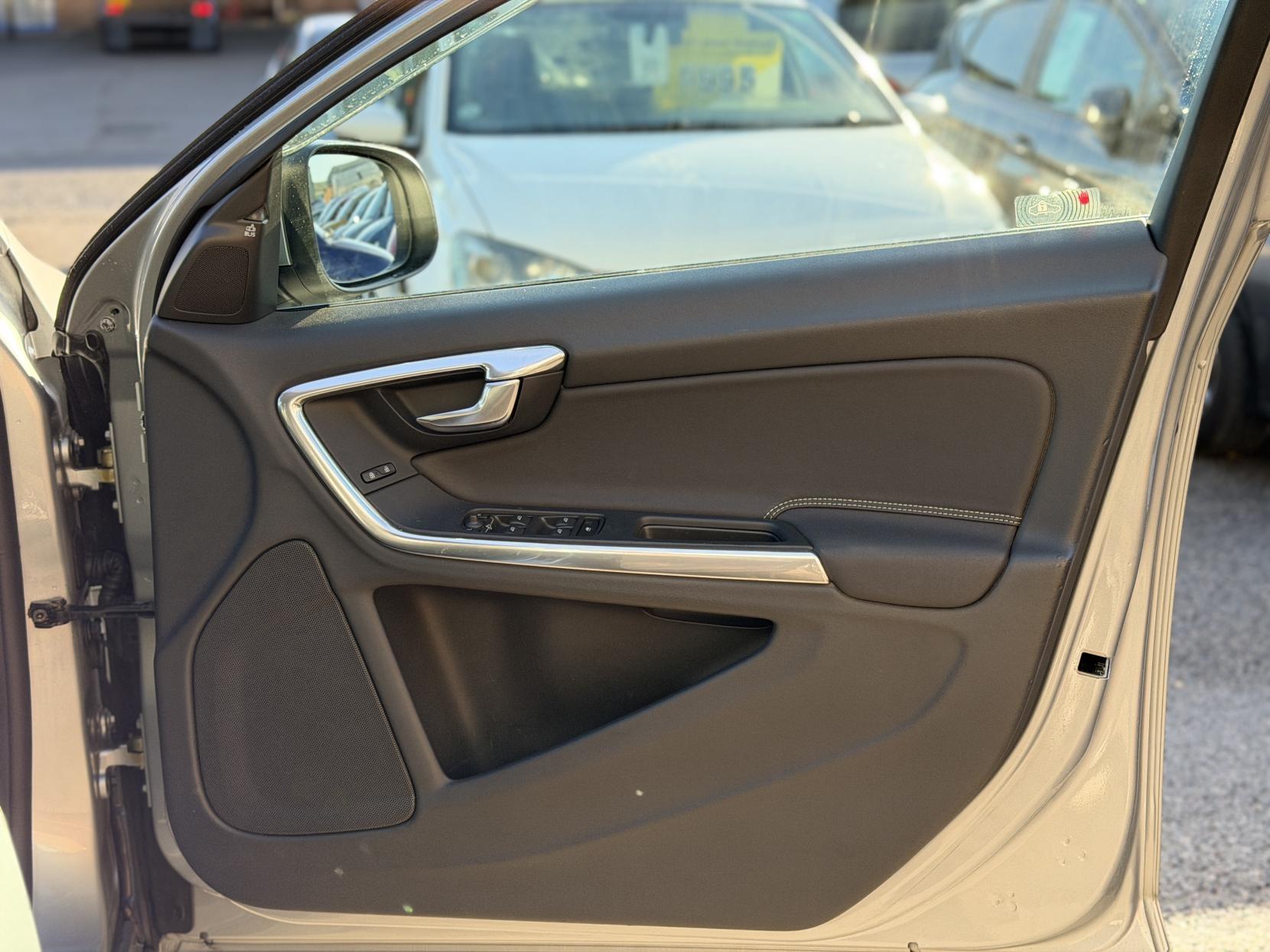 Volvo S60 3.0 T6 R-Design Lux Nav Saloon 4dr Petrol Geartronic AWD Euro 5 (304 ps)