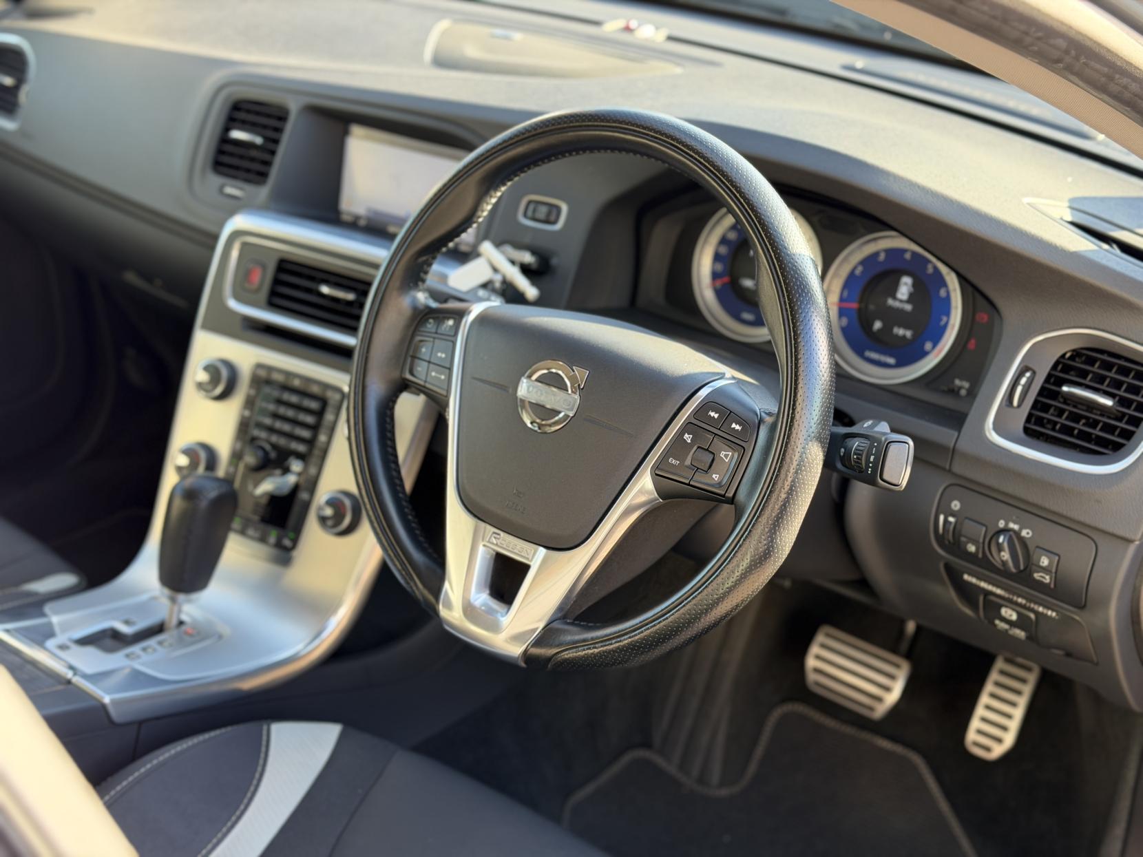 Volvo S60 3.0 T6 R-Design Lux Nav Saloon 4dr Petrol Geartronic AWD Euro 5 (304 ps)